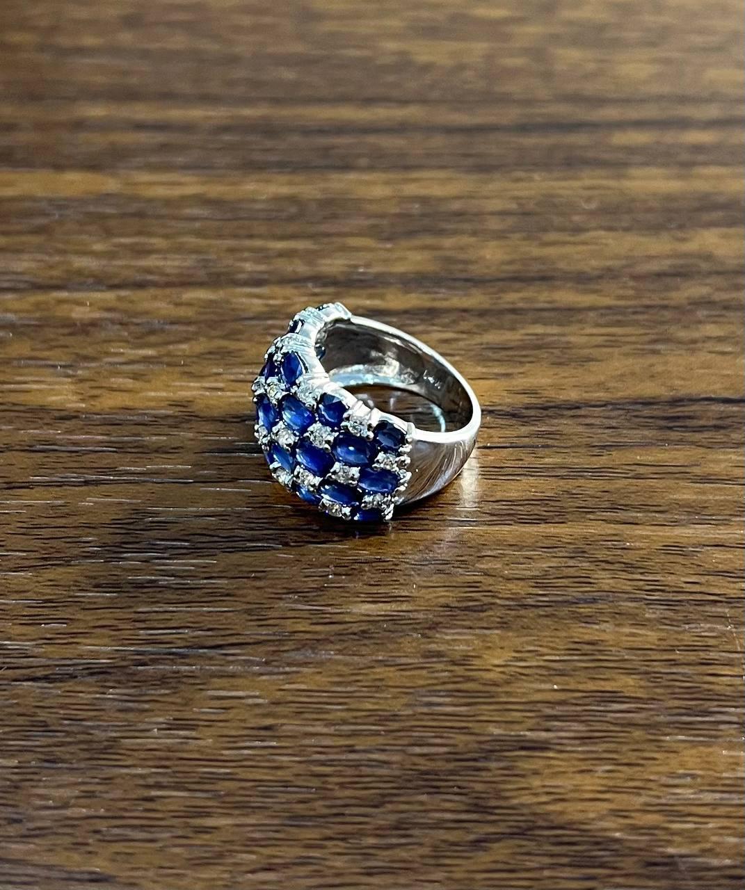 Anello a fascia con zaffiro blu e cluster di diamanti incastonati in oro bianco 14 carati in vendita 1