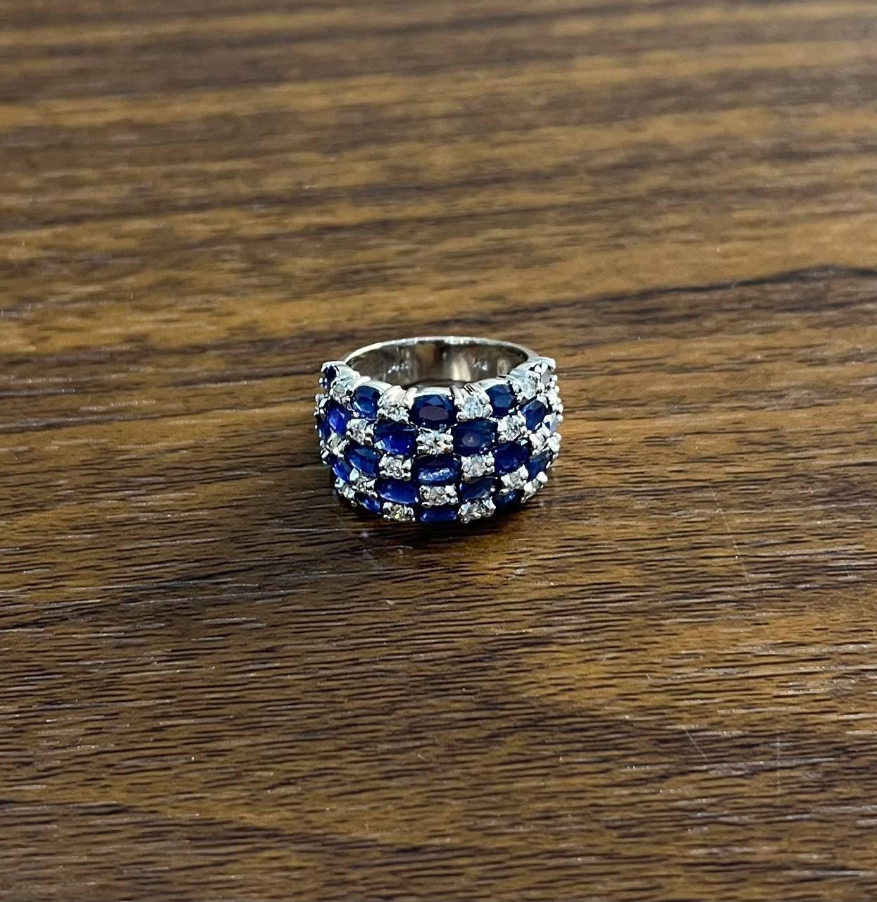 Anello a fascia con zaffiro blu e cluster di diamanti incastonati in oro bianco 14 carati in vendita 2