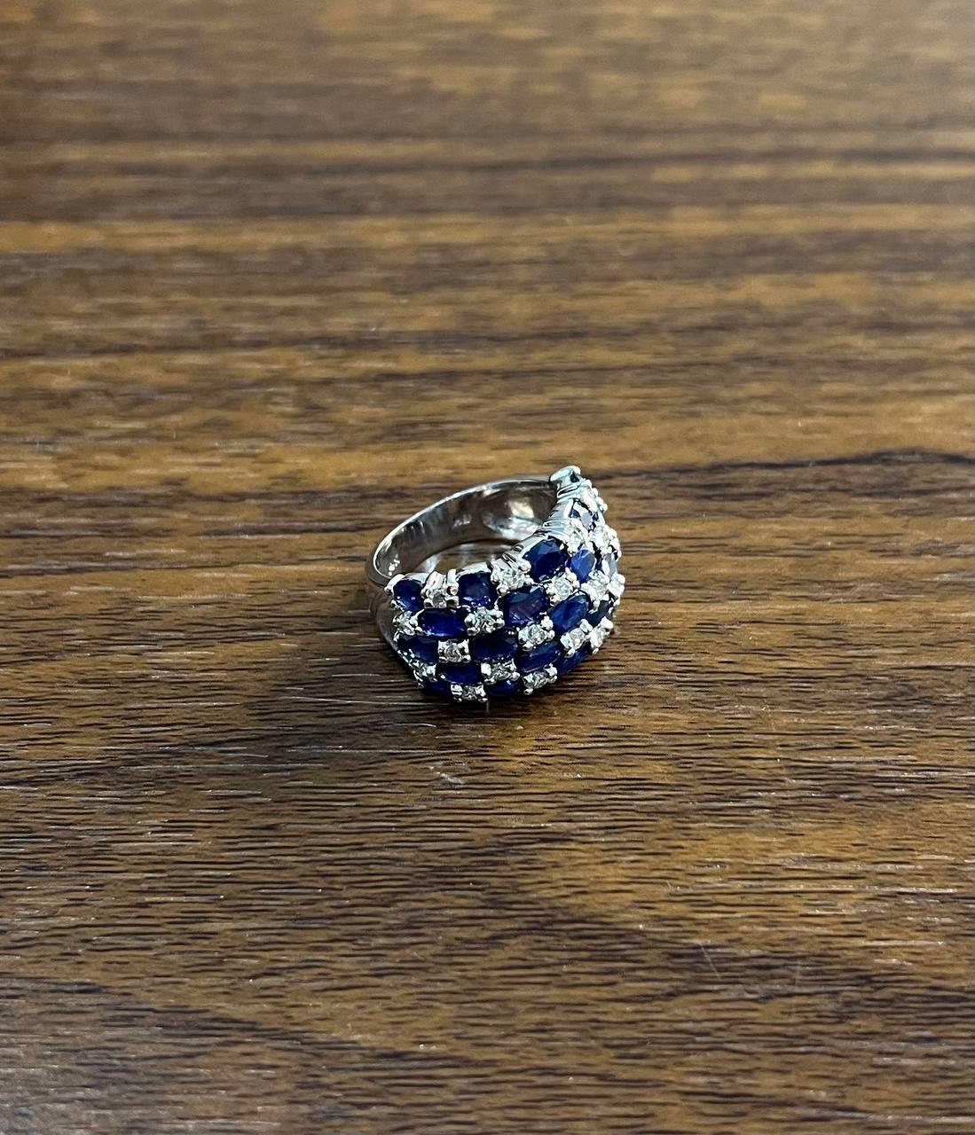 Anello a fascia con zaffiro blu e cluster di diamanti incastonati in oro bianco 14 carati in vendita 3