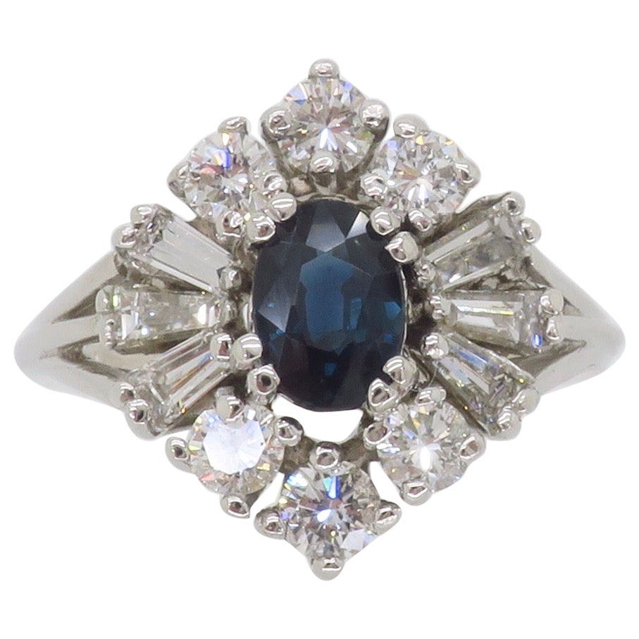 Cocktailring mit blauem Saphir und Diamant aus 14k Weißgold