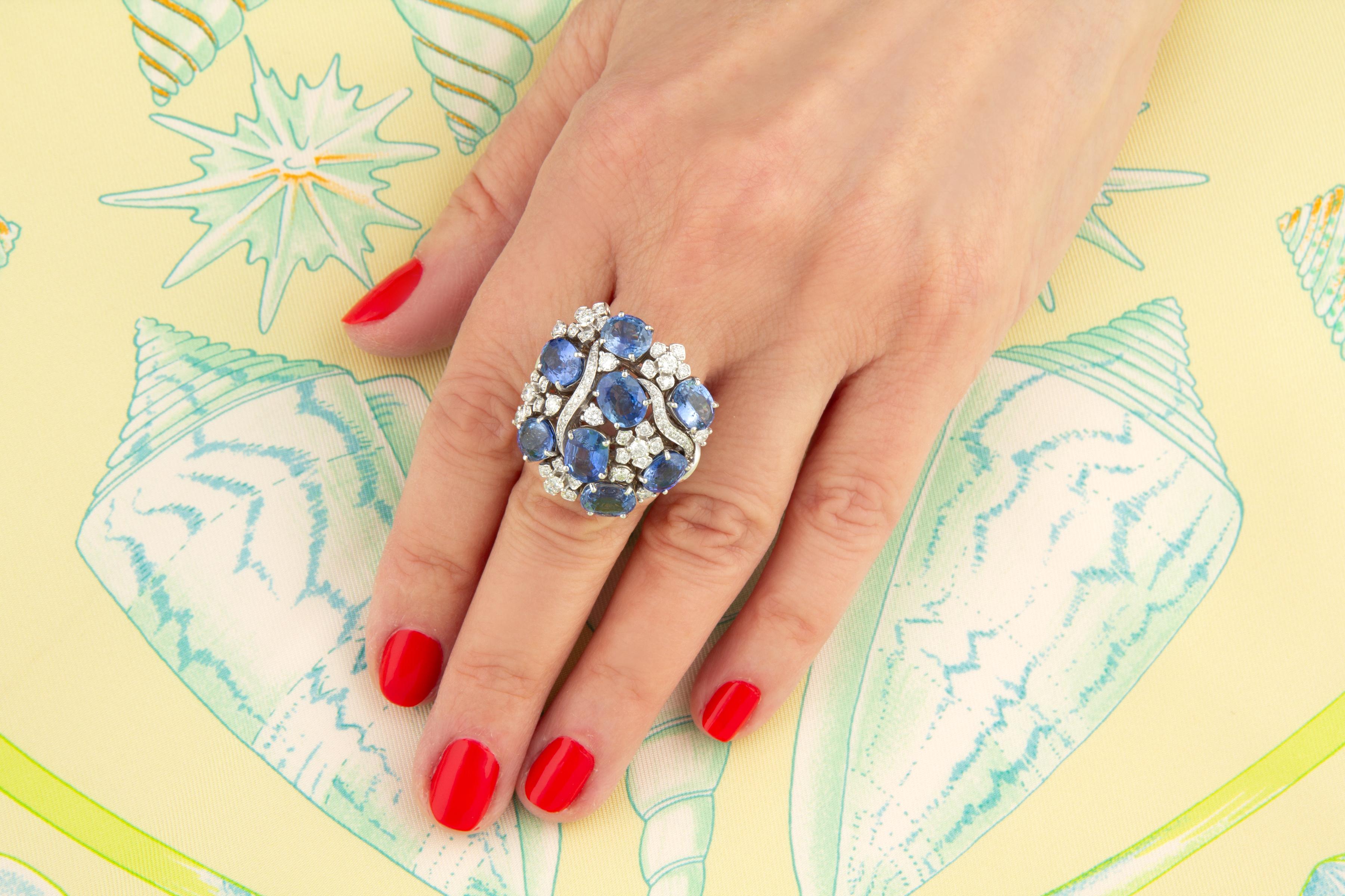 Anello da cocktail con zaffiro blu e cupola di diamanti, design di Ella Gafter
L'anello cocktail con zaffiro blu e diamante a cupola presenta 12,97 carati di zaffiri blu di Ceylon sfaccettati di qualità fine a taglio ovale e di colore intenso. Gli