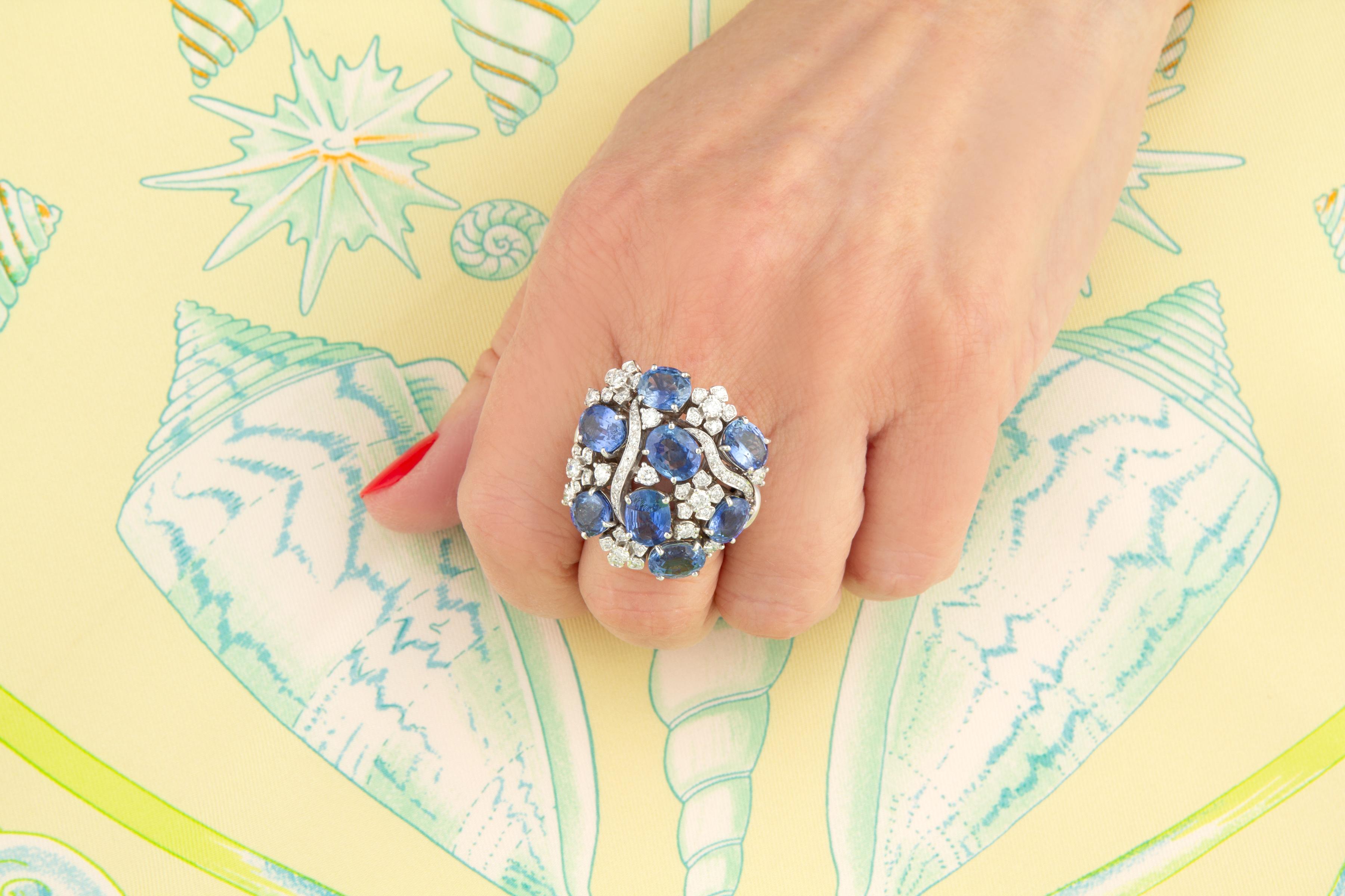 Artista Anello da cocktail con zaffiro blu e cupola di diamanti, design di Ella Gafter in vendita