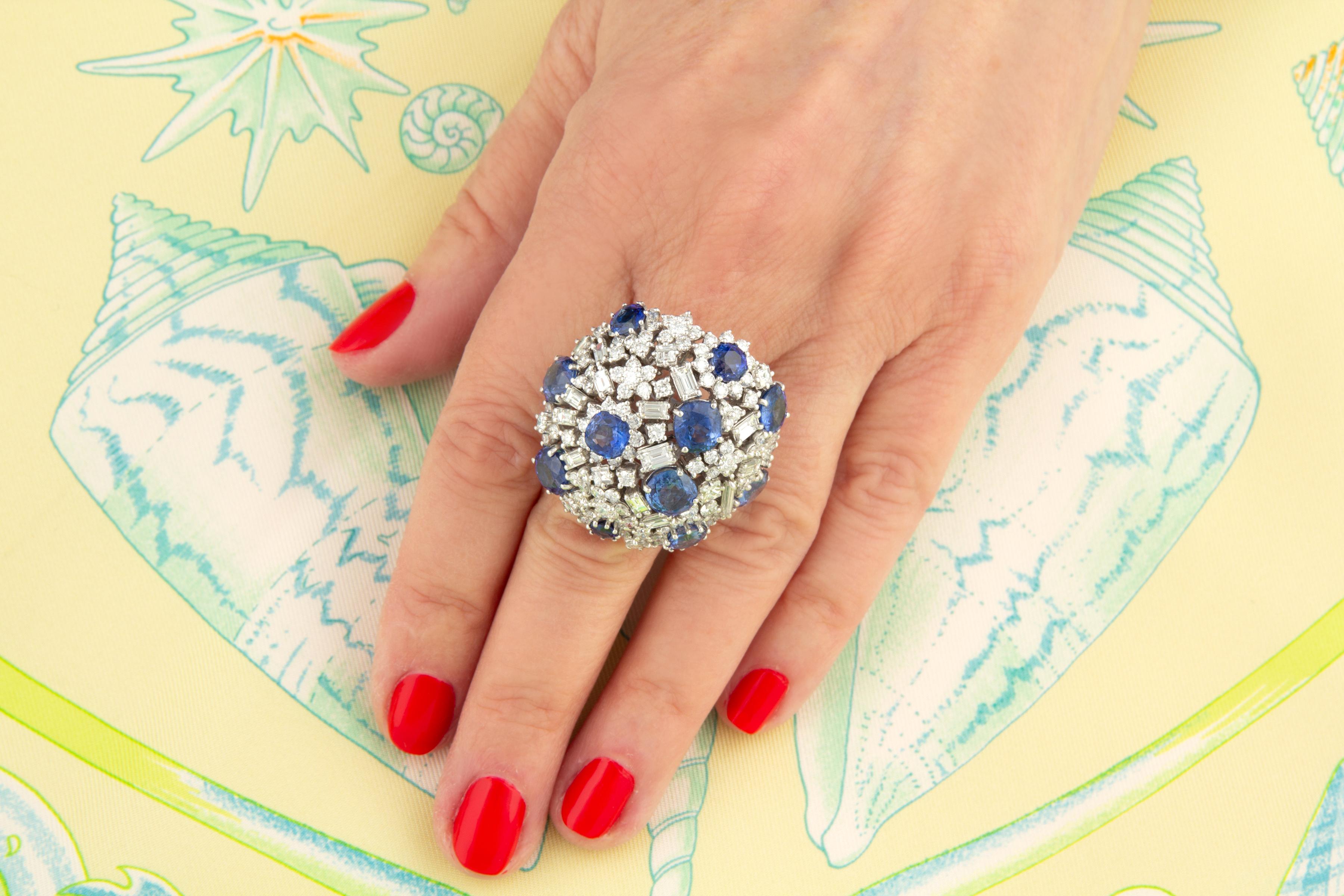 Artista Anello da cocktail con zaffiro blu e cupola di diamanti, design di Ella Gafter in vendita
