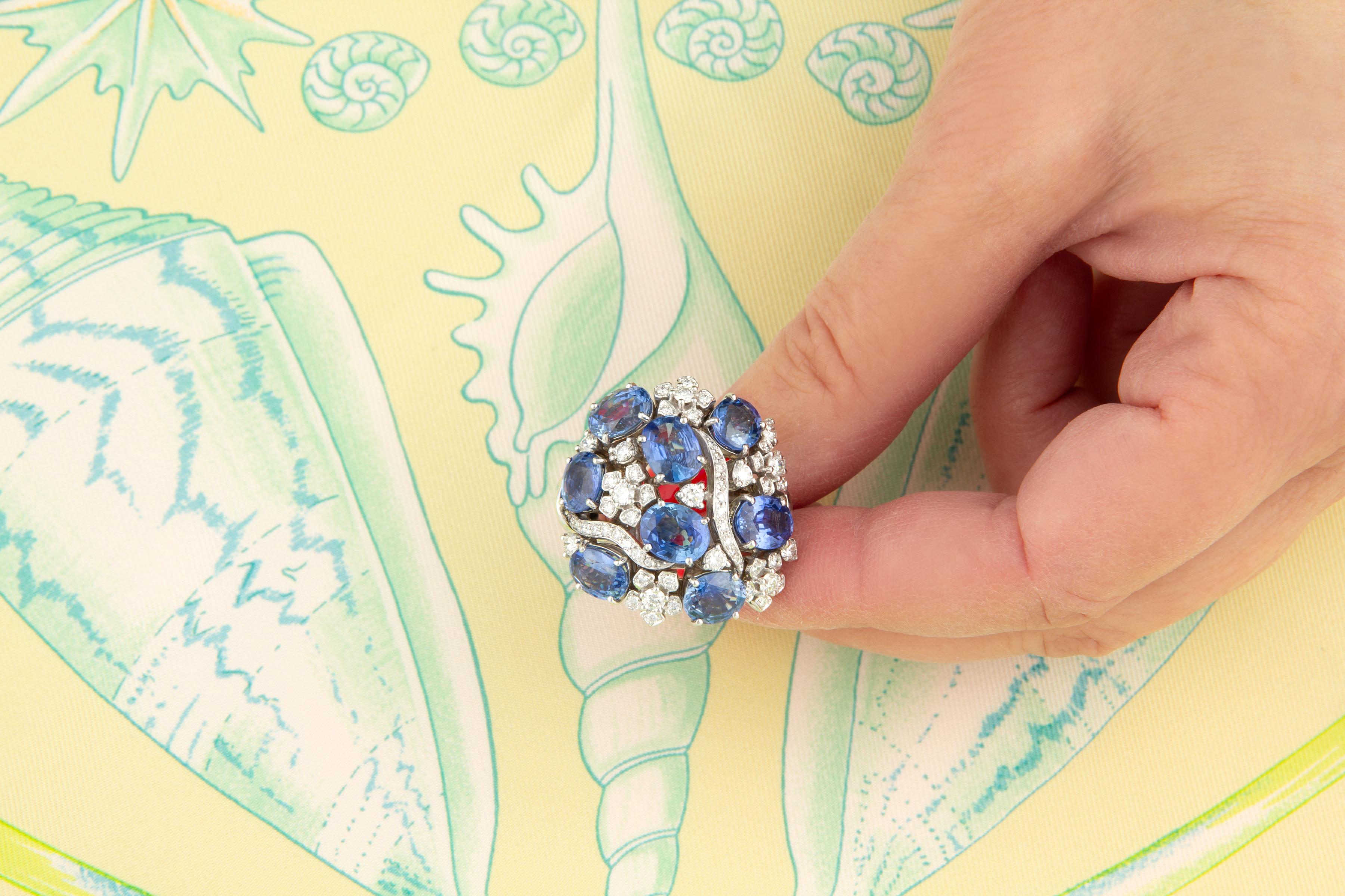 Taglio ovale Anello da cocktail con zaffiro blu e cupola di diamanti, design di Ella Gafter in vendita