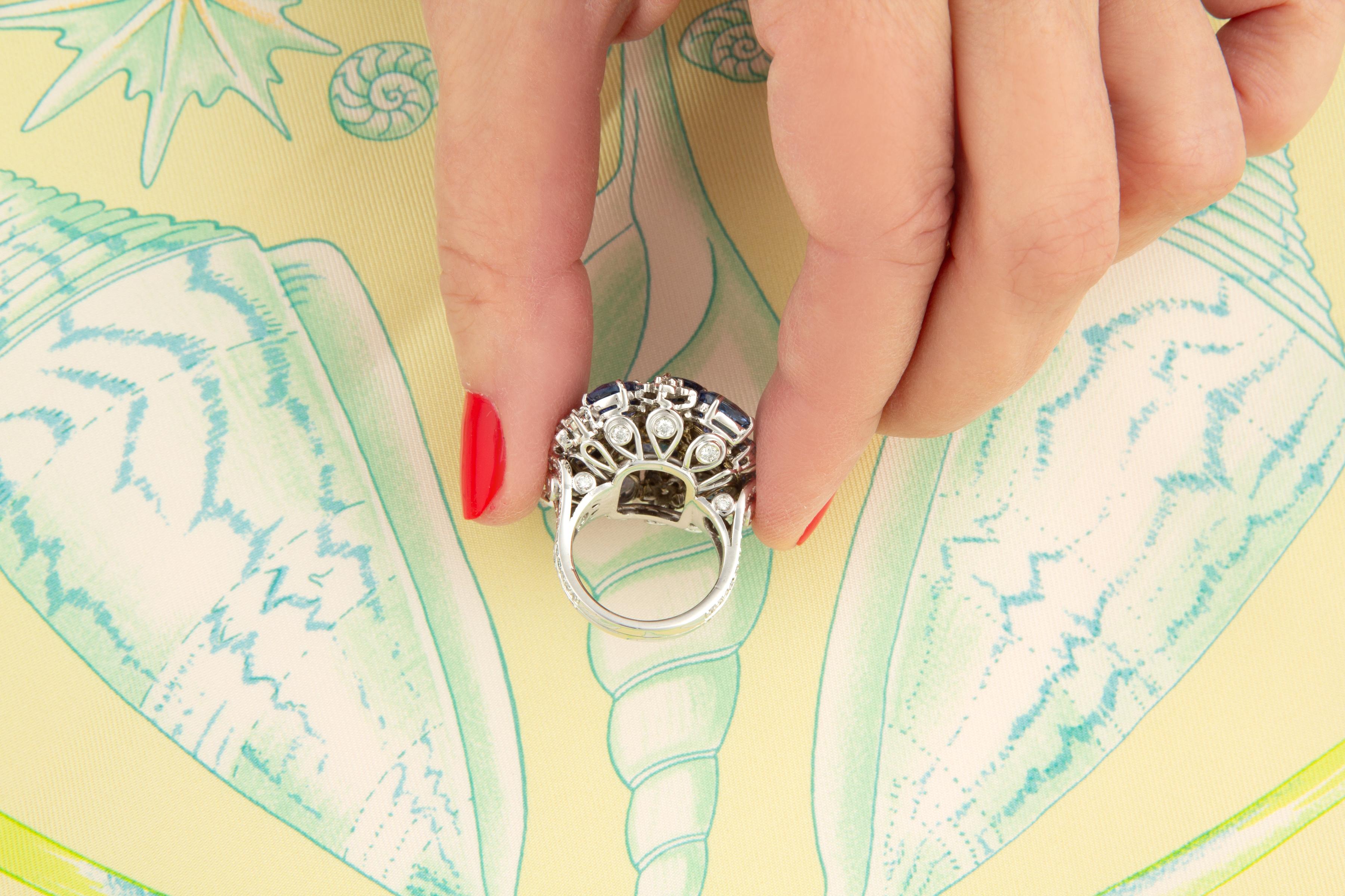 Anello da cocktail con zaffiro blu e cupola di diamanti, design di Ella Gafter In condizioni Nuovo in vendita a New York, NY