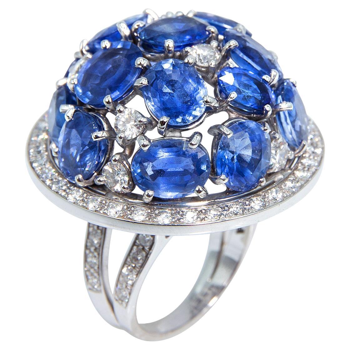 Anello da cocktail con zaffiro blu e cupola di diamanti, design di Ella Gafter