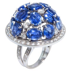 Anillo de cóctel con cúpula de diamantes y zafiro azul diseñado por Ella Gafter