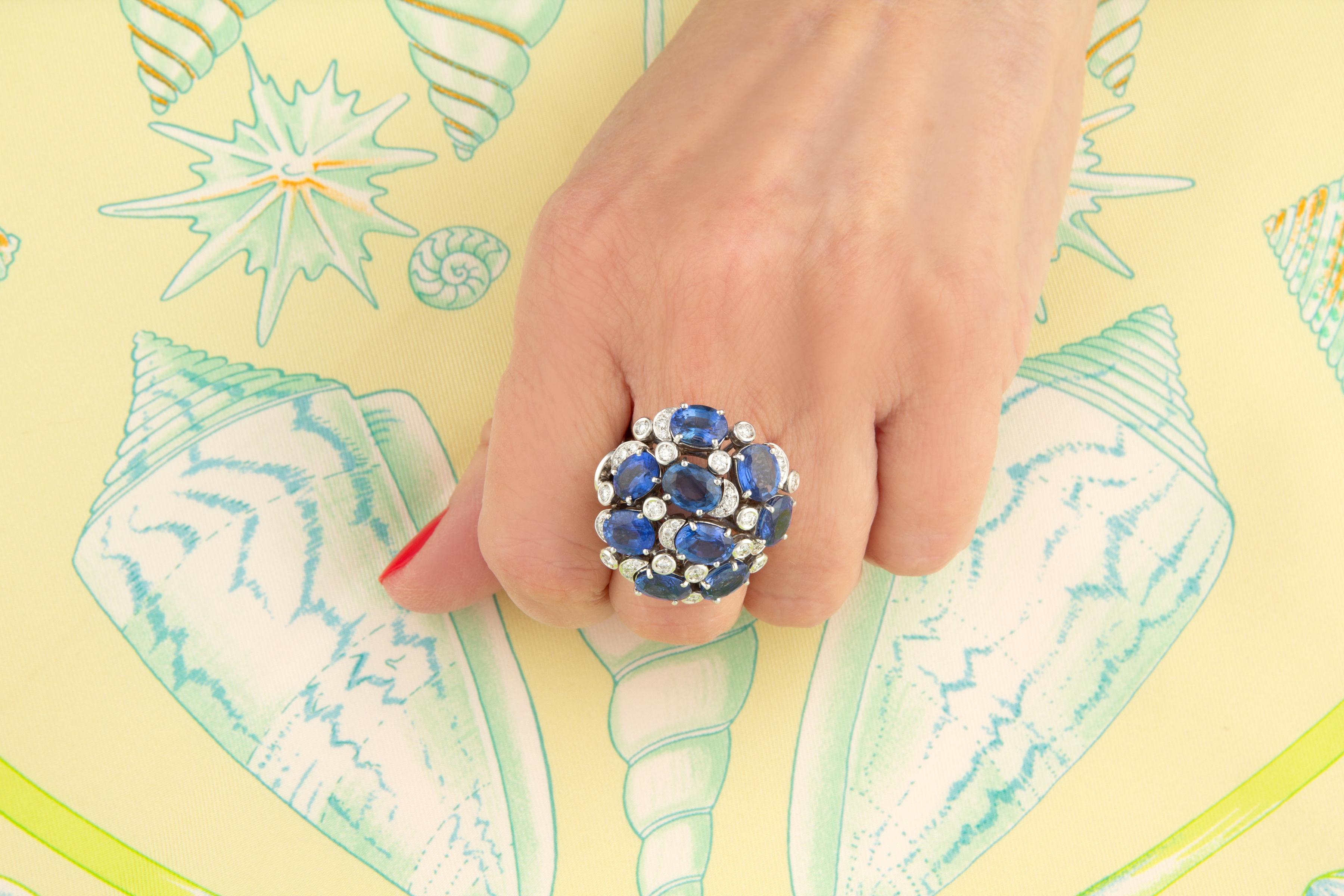 Zafiro azul Diamante Cúpula Anillo de cóctel Diseño floral de Ella Gafter Artista en venta
