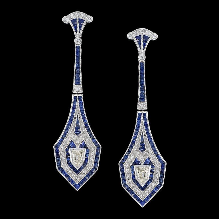 Gorgeous earrings with delicate detail set with Diamond and Blue Sapphire in Art Deco style.
A Pair of Diamond (H Color VS Clarity) total weight is 0.72 Carat.
Surrounded by a sparkling Diamond total of 62 pieces of 0.59 Carat.
French Cut Blue