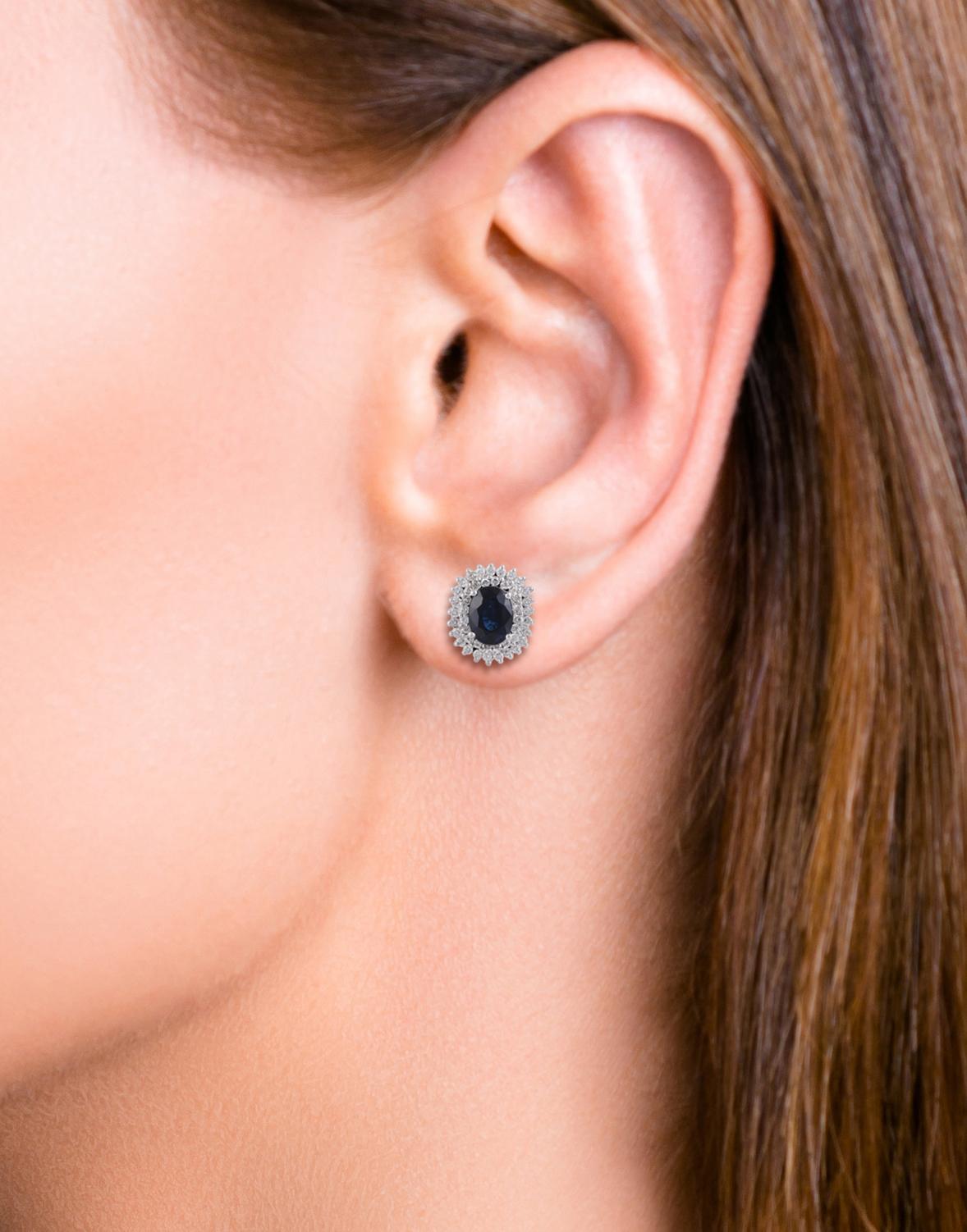 Blaue Saphir- und Diamant-Ohrringe aus 18 Karat Weißgold mit Nieten (Ovalschliff) im Angebot