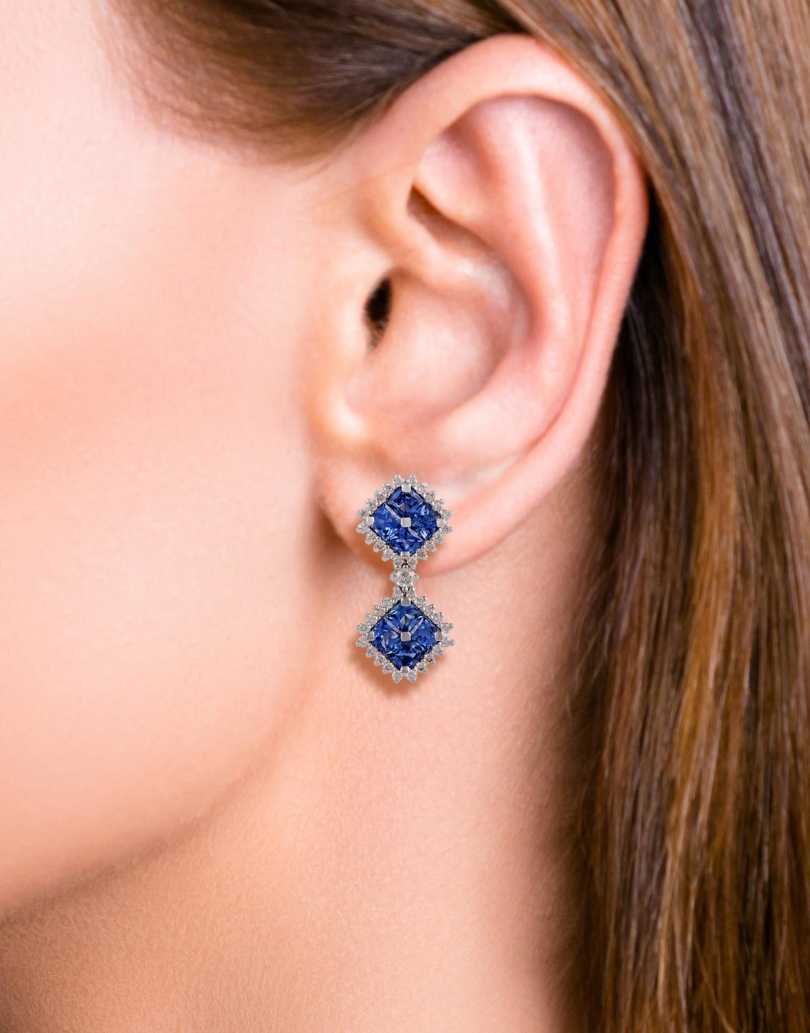 Blue Sapphire & Diamond Earrings Studded in 18K White Gold In New Condition For Sale In Jaipur, Rajasthan