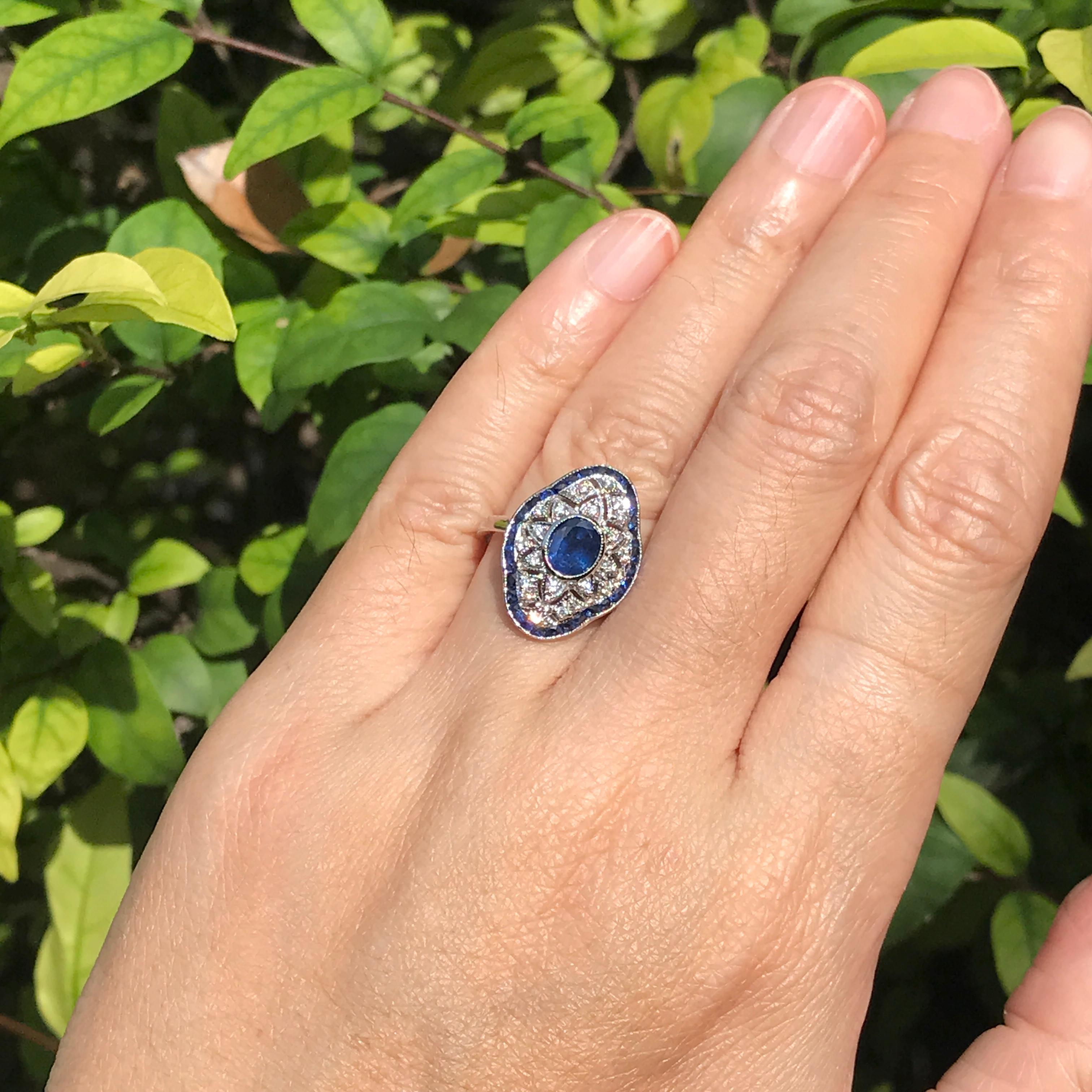 Edoardiano Anello traforato con diamante e zaffiro blu in stile edoardiano in oro bianco 18 carati in vendita