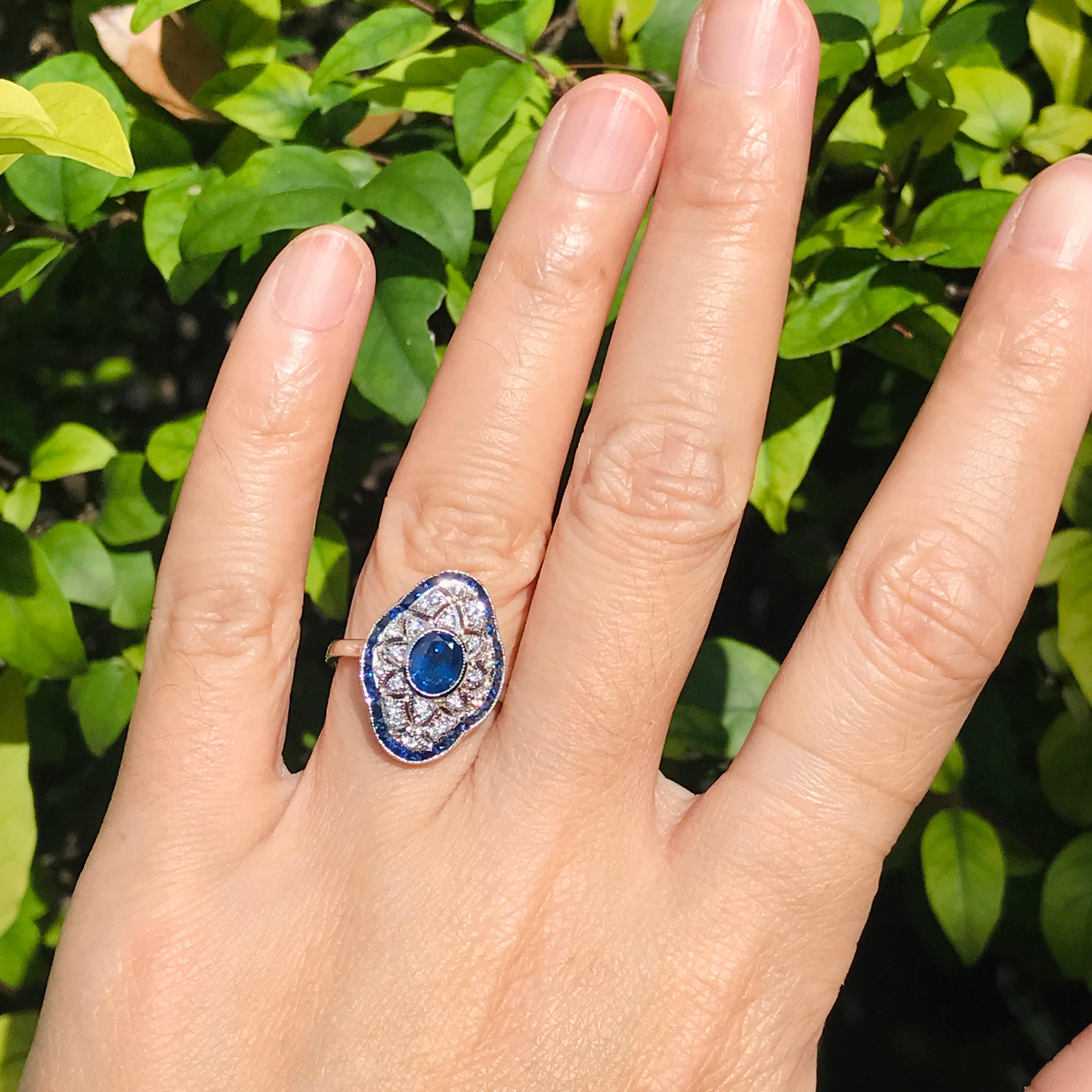 Taglio ovale Anello traforato con diamante e zaffiro blu in stile edoardiano in oro bianco 18 carati in vendita
