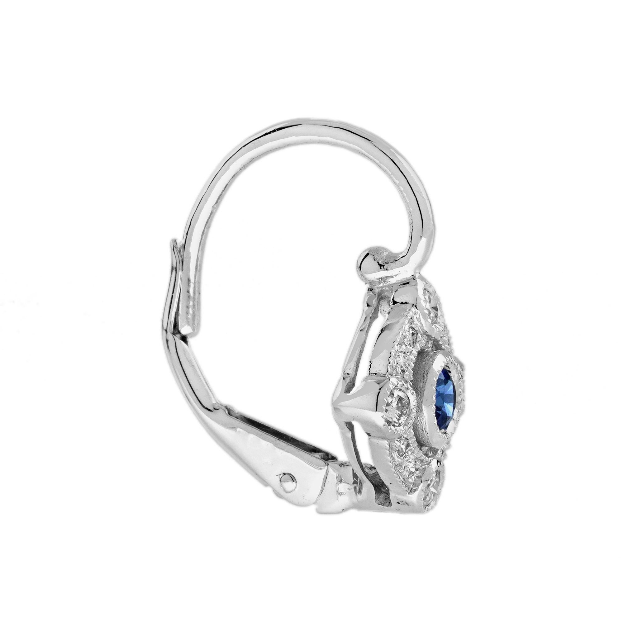 Mit ihrem hübschen Vintage-Style sind diese Ohrringe der perfekte Abschluss für ein Outfit. Mit einem blauen Saphir in der Mitte und vier weiteren runden Saphiren mit einem winzigen Diamant-Halo, die ein subtiles, glitzerndes Aussehen verleihen. Die