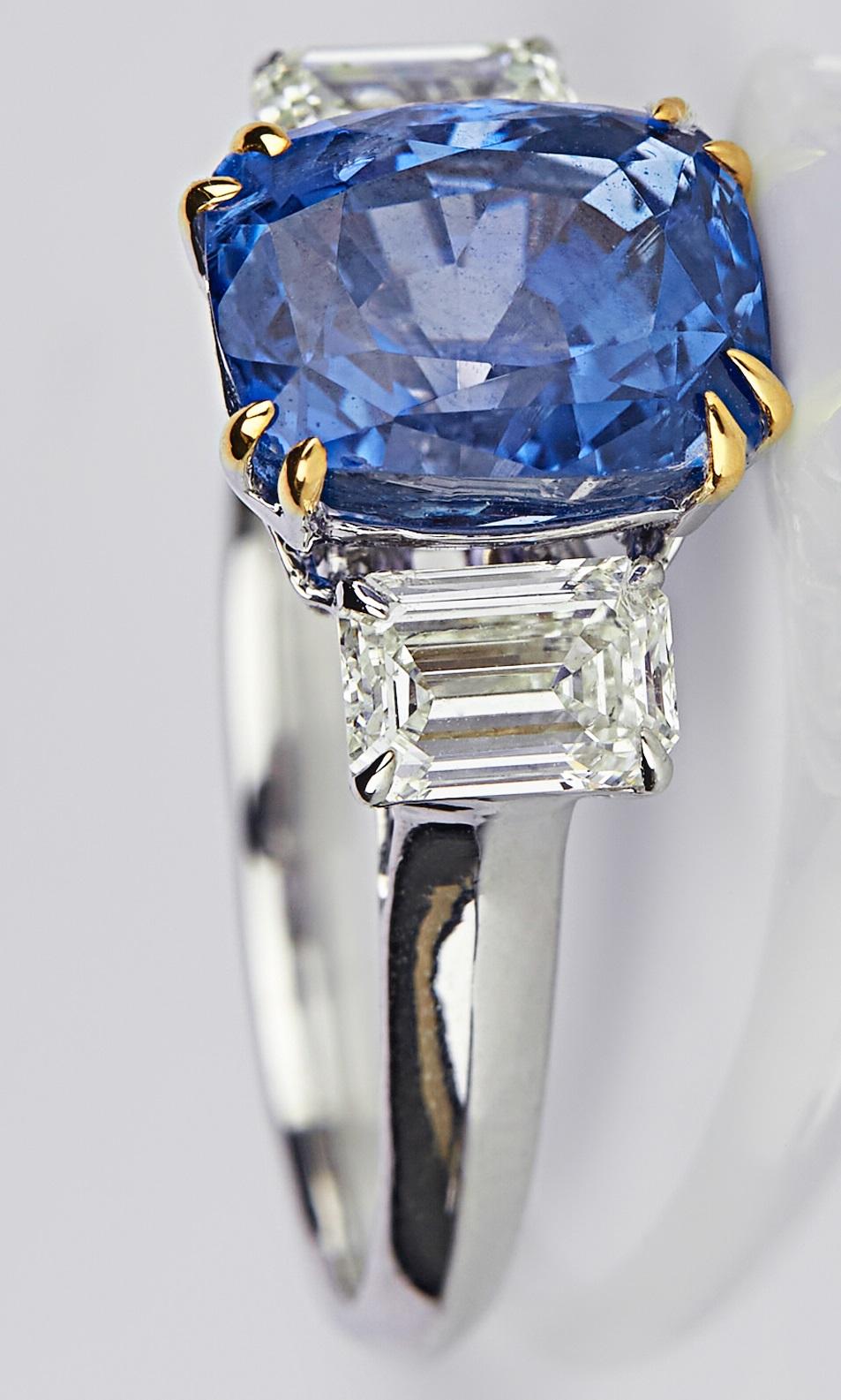 Blue Sapphire Diamond Fashion Ring Set in 18 Karat White Gold 'SI/GH Diamonds' In New Condition For Sale In Mumbai, IN
