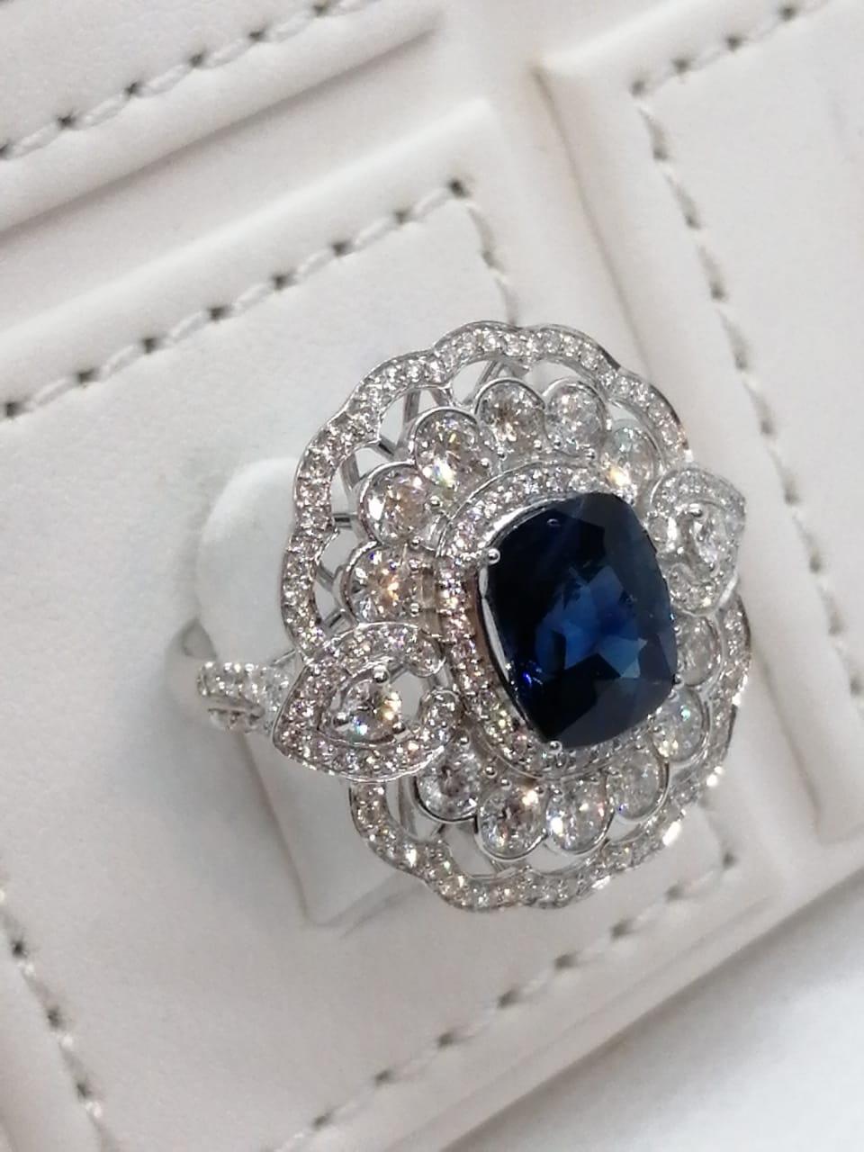 Women's Blue Sapphire Diamond Fashion Ring Set in 18 Karat White Gold 'VS/G Diamonds' For Sale