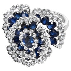 Bague cocktail florale surdimensionnée en or blanc 14 carats avec saphir bleu et diamants