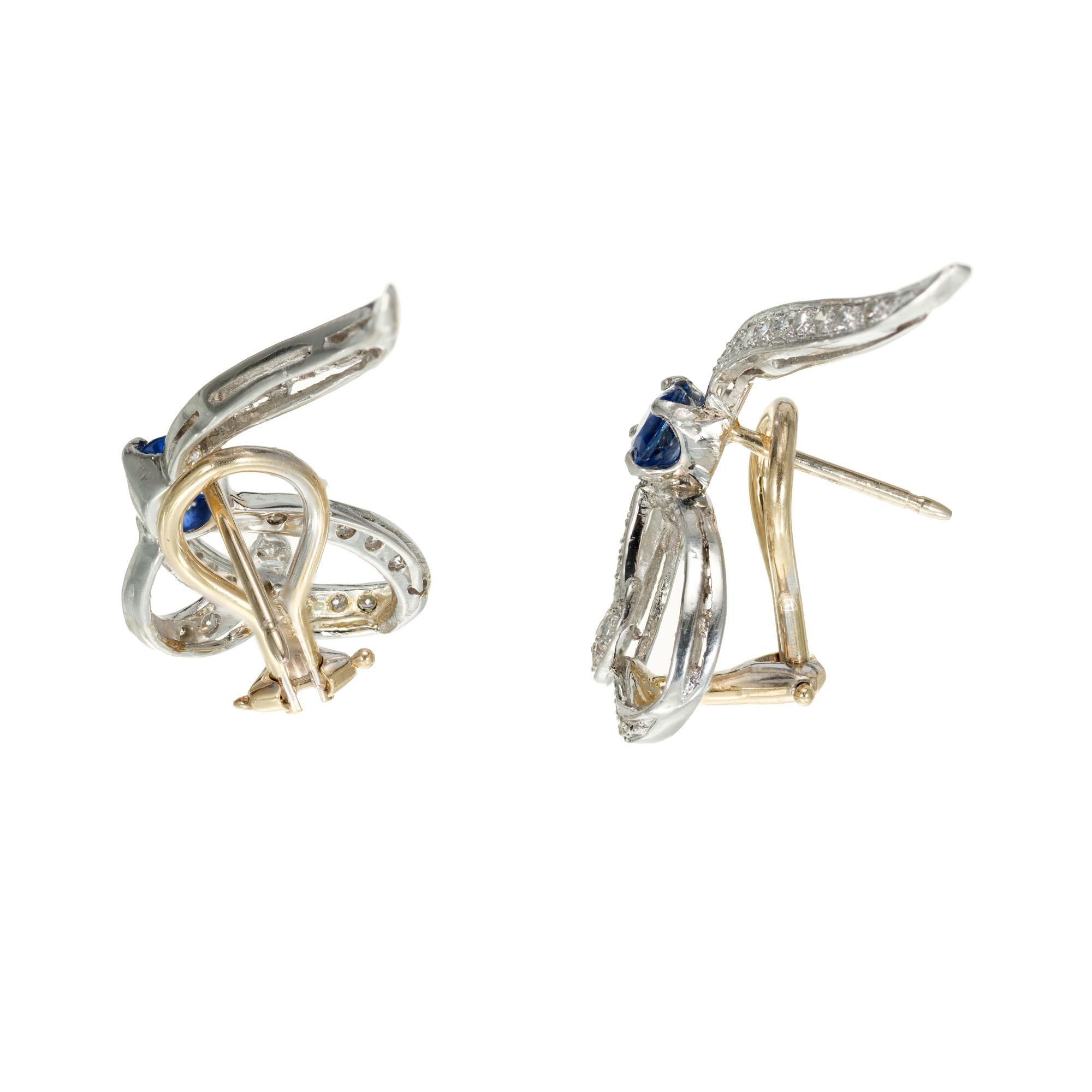 1950er Jahre Clip-Post-Ohrringe, Blauer Saphir Diamant Gold Platin Wirbel im Zustand „Gut“ im Angebot in Stamford, CT