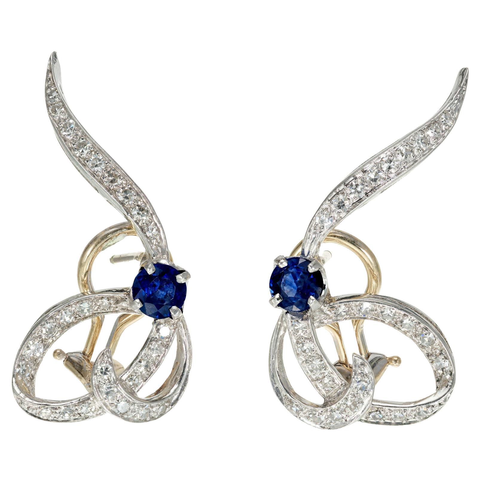 1950er Jahre Clip-Post-Ohrringe, Blauer Saphir Diamant Gold Platin Wirbel im Angebot