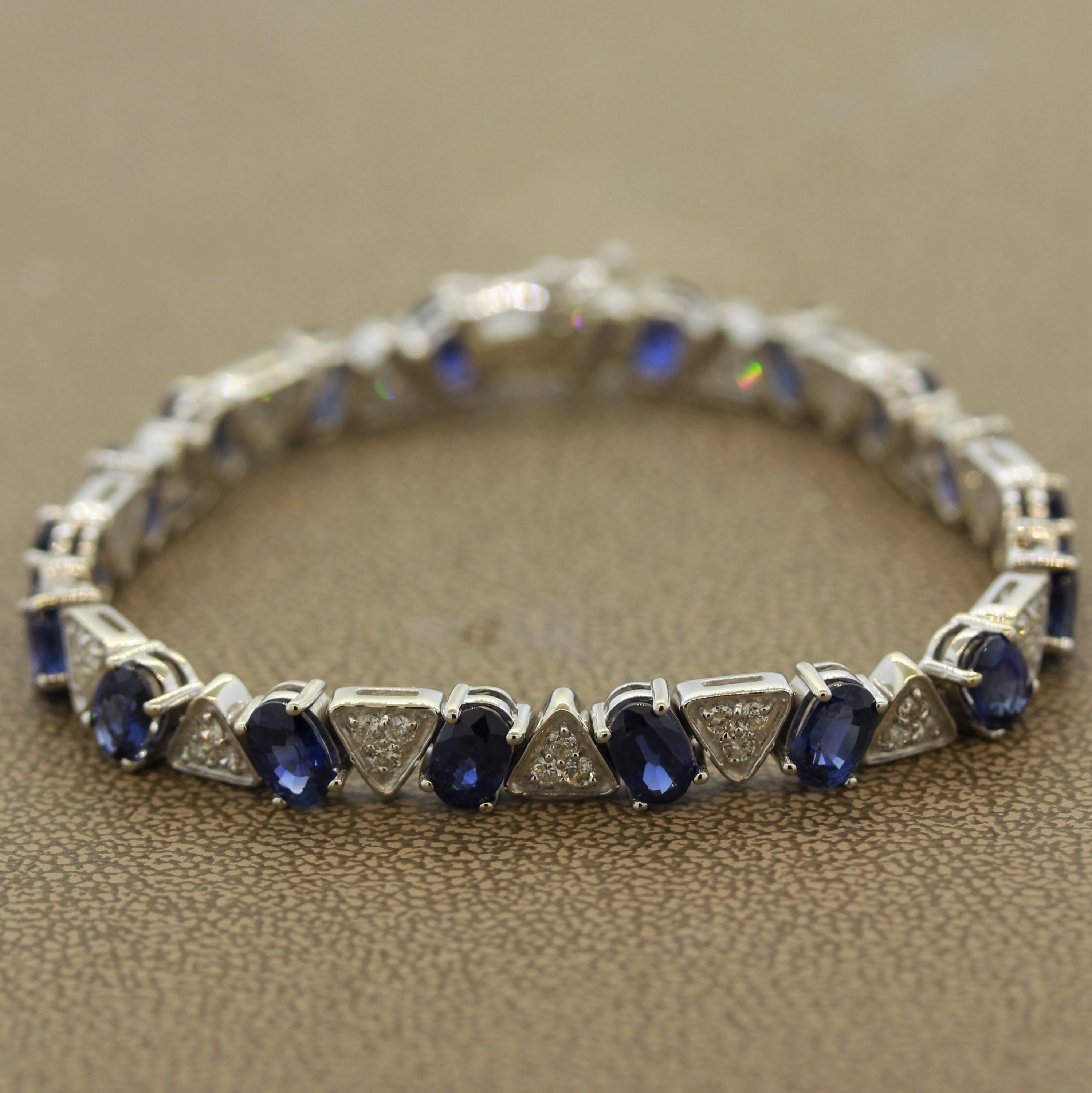 Taille ovale Bracelet tennis en or avec saphir bleu et diamants en vente