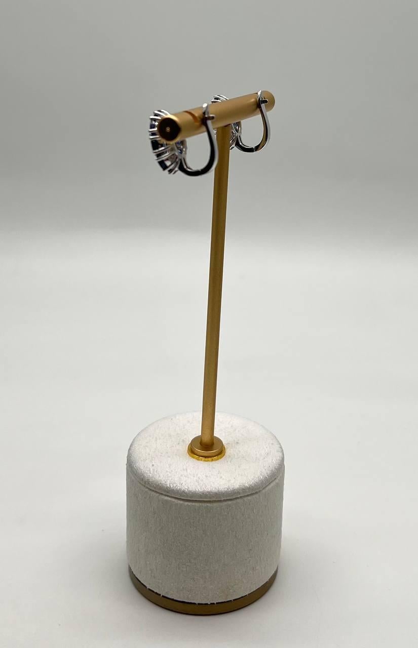 Zafiro azul Diamante Halo Floral Forma de Flor Pendientes de Oro Blanco de 14 K en Nuevo estado para la venta en Oakton, VA