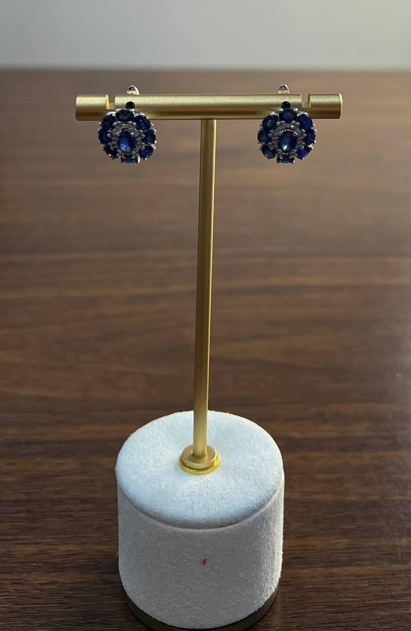 Zafiro azul Diamante Halo Floral Forma de Flor Pendientes de Oro Blanco de 14 K en venta 1