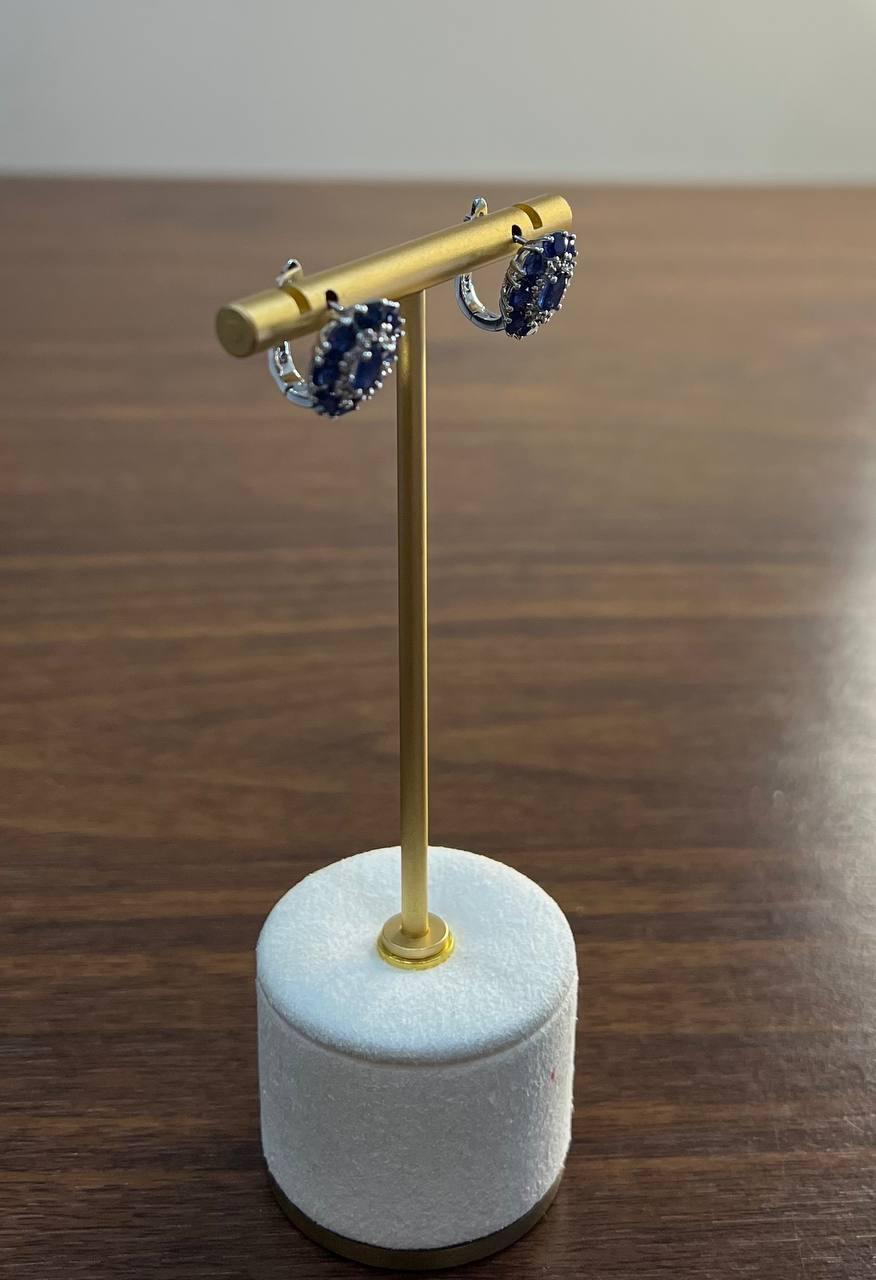 Zafiro azul Diamante Halo Floral Forma de Flor Pendientes de Oro Blanco de 14 K en venta 2