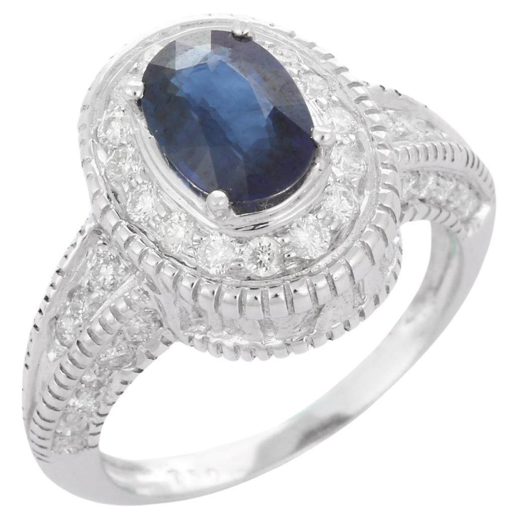 Blauer blauer Saphir inmitten Diamanten in 18 Karat massivem Weißgold Ehering
