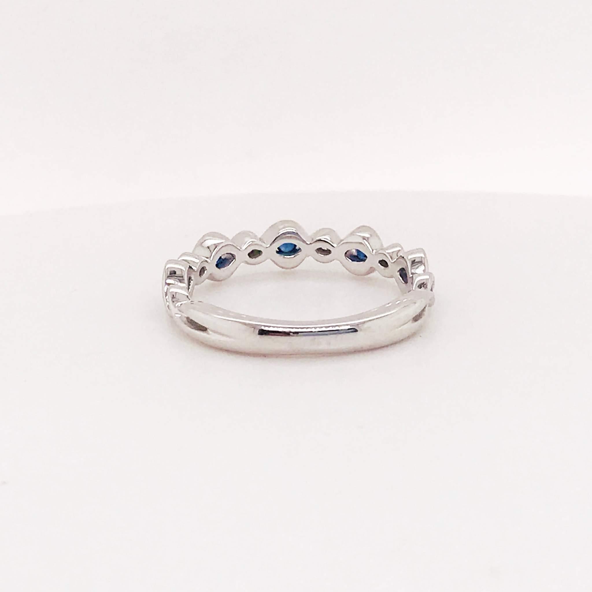 Moderne Anneau d'infini en or 14 carats avec saphir bleu et diamants de 0,20 carat (1/5 carat) en vente