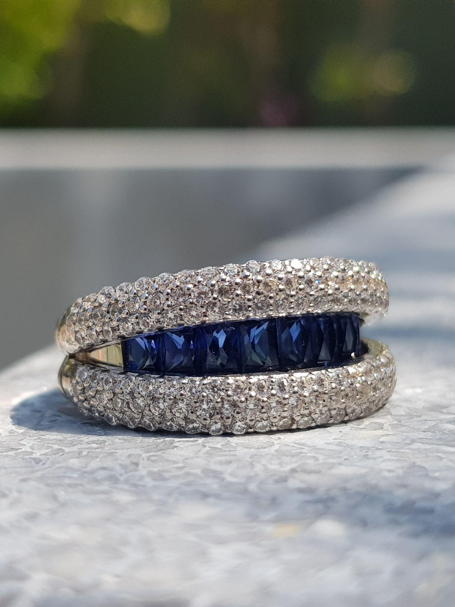 Blue Sapphire Diamond Open-Close Eternity Band Ring in 18K White Gold In New Condition For Sale In Bangkok, TH