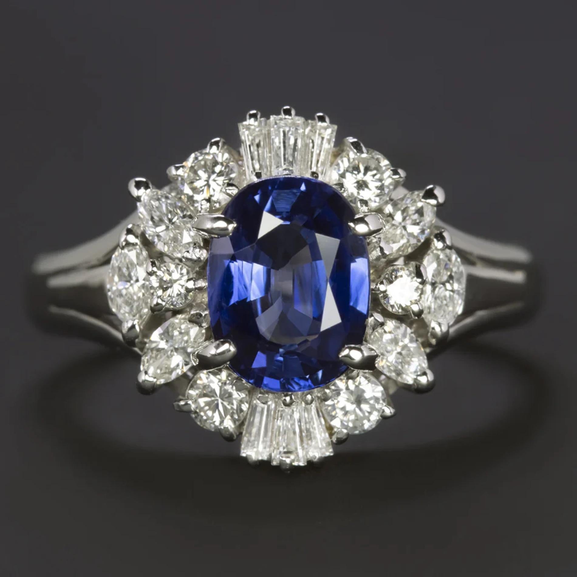 Questo elegante anello da cocktail presenta un ricco zaffiro blu circondato da un'aureola unica di diamanti rotondi, marquise e baguette.

Punti salienti:

- 1,39 carati di zaffiro naturale al centro con una tonalità blu molto ben saturata

- Un