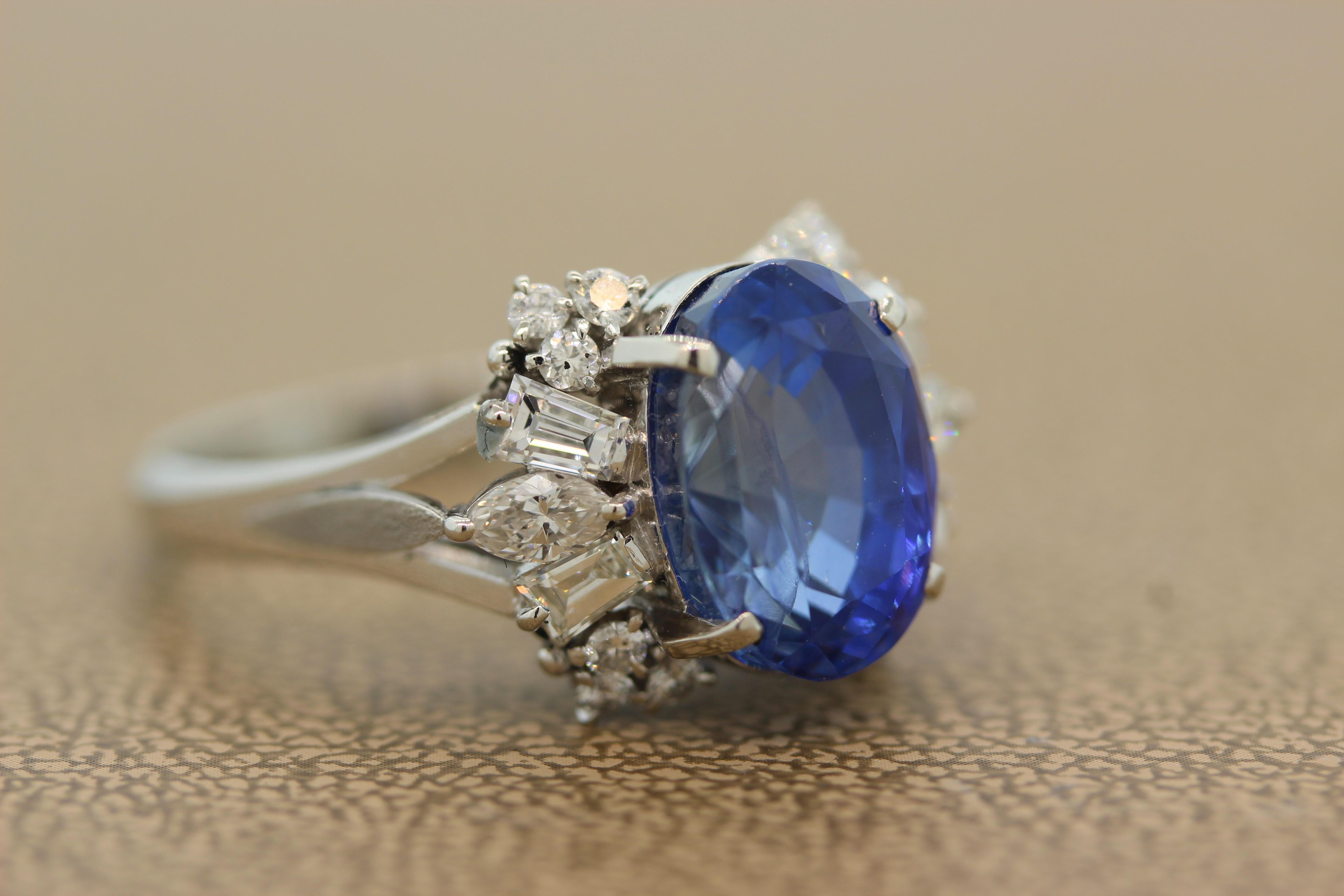 Taille ovale Bague en platine avec saphir bleu et diamant, certifiée GIA en vente