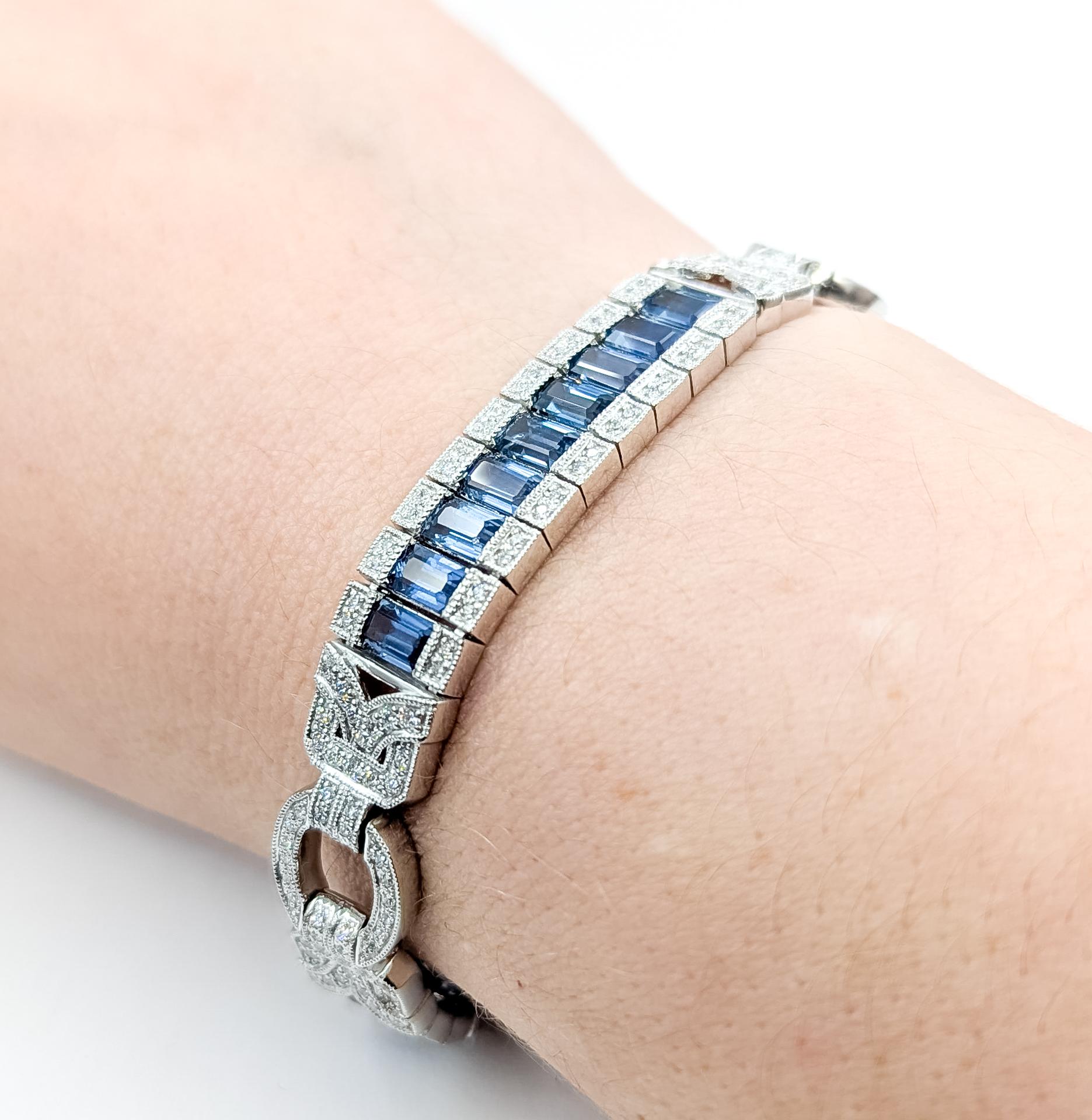 Bracelet à maillons en saphir bleu et diamant en platine

Ce bracelet est réalisé en platine et présente des saphirs bleus en serti clos encadrés par des détails milgrain dans un design classique de maillons de chemin de fer. Les saphirs bleus