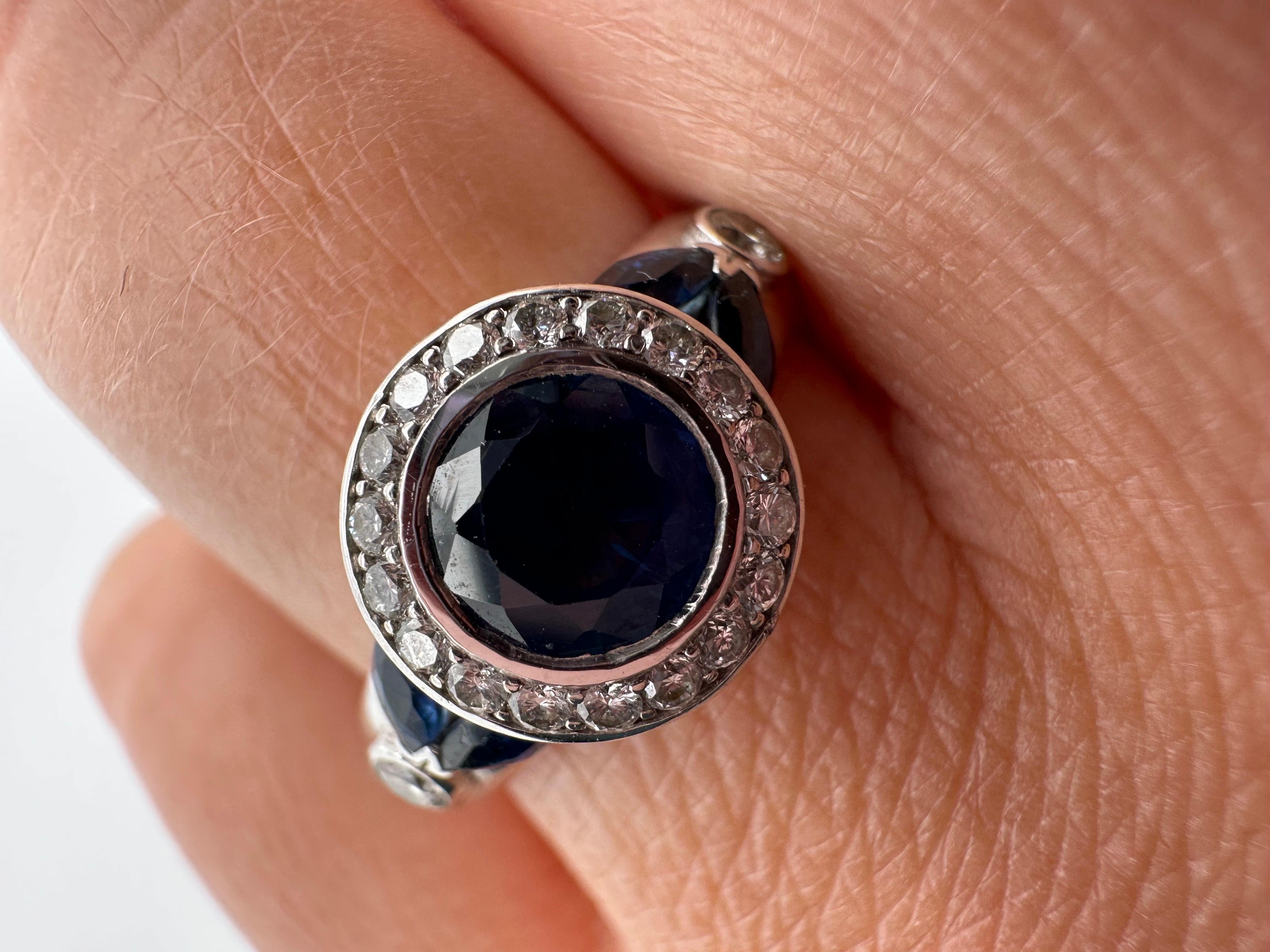 Interessante anello con zaffiro blu e diamante in oro bianco 18KT, un anello di fidanzamento robusto con vestibilità comoda ed elementi incisi a mano.

Tipo di metallo: 18KT

Zaffiro/i naturale/i:
Colore: blu scuro
Taglio: Rotondo, Marquise
Carati: