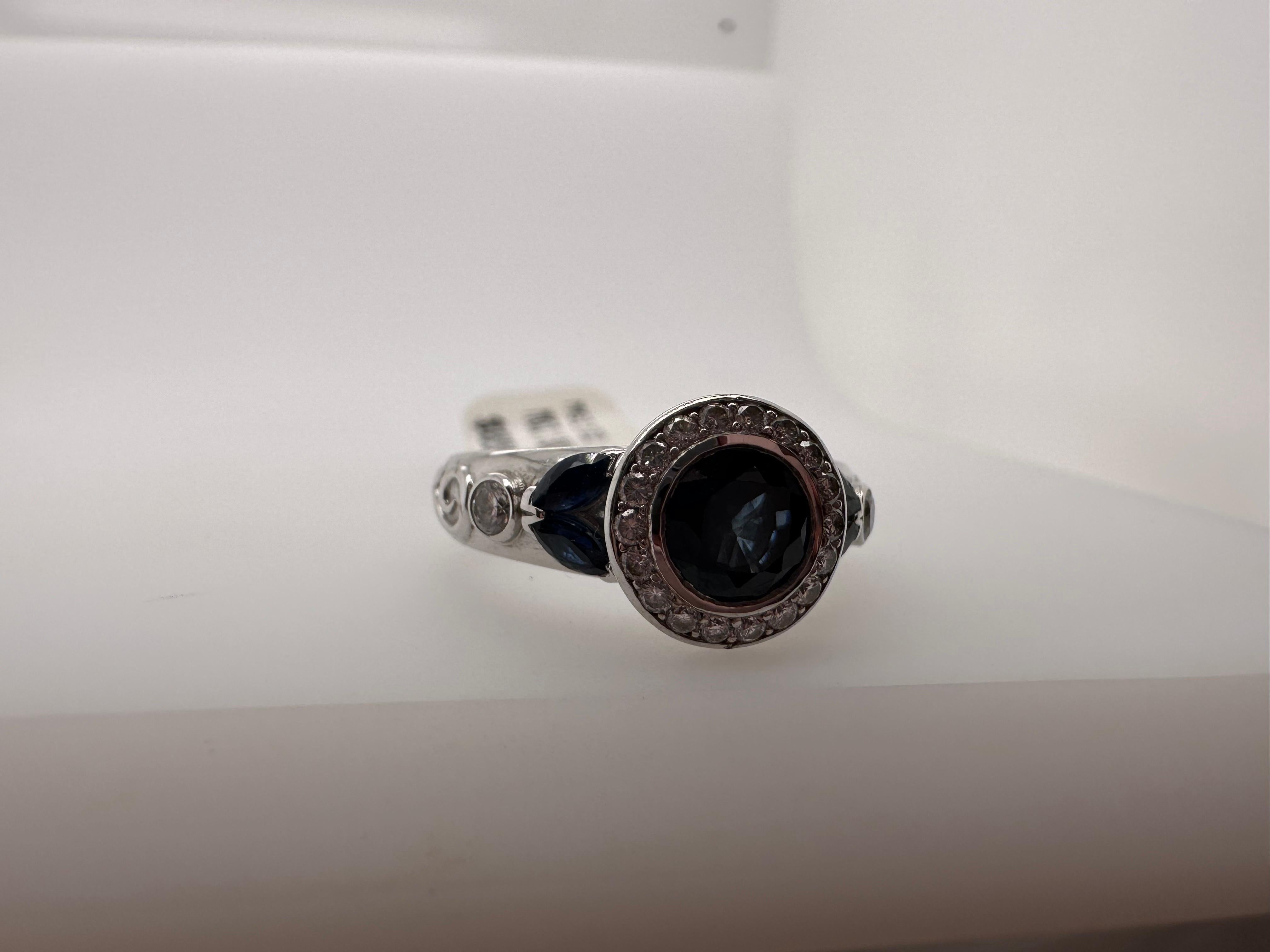 da uomo o donna Anello con zaffiro blu e diamante Anello di fidanzamento in oro bianco 18KT con finitura a mano in vendita