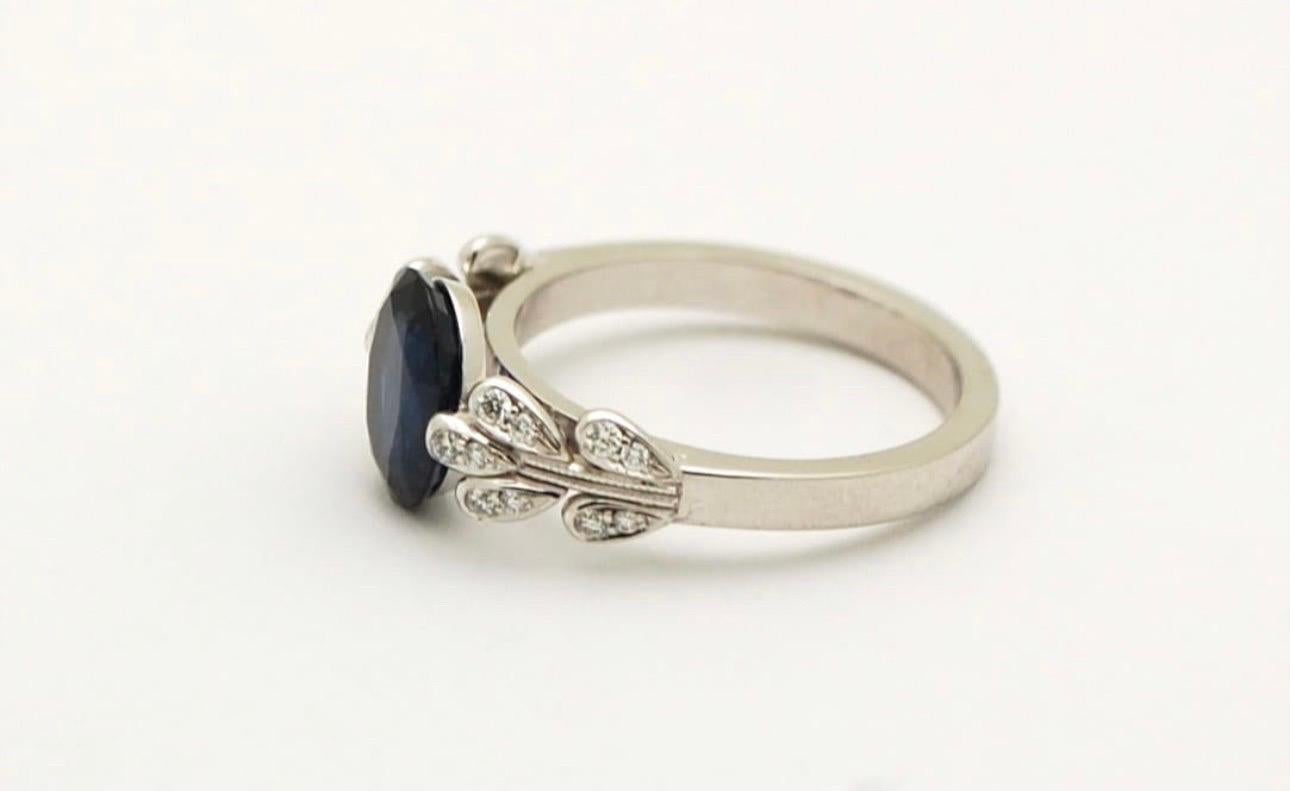 Anello floreale di diamanti Organic Branch con un grande zaffiro da 2 carati di colore blu scuro e diamanti VS sul gambo. L'anello è realizzato nella misura 6 in oro 18KT, è possibile ridimensionarlo!
L'anello è accompagnato da un certificato e da