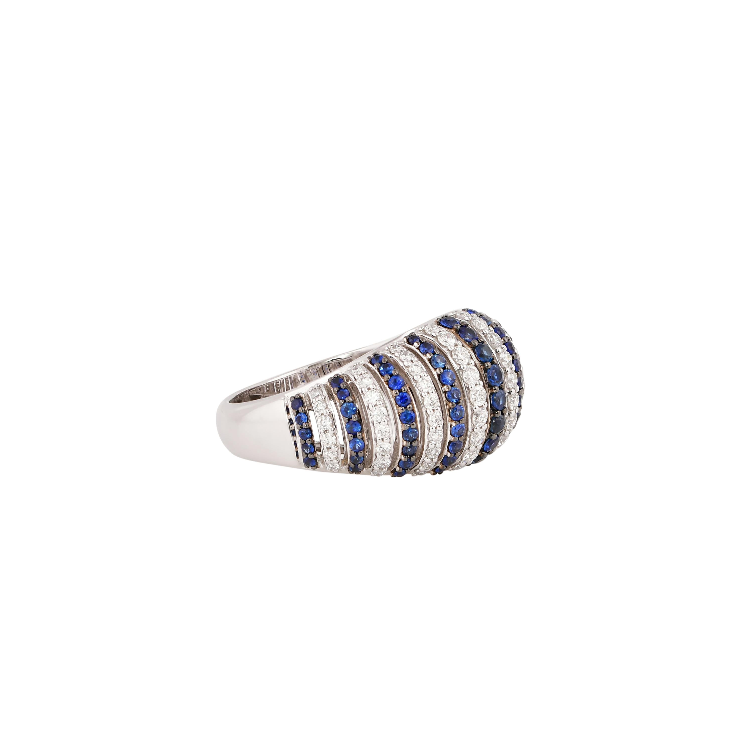 Taille ronde Bague en or blanc 18 carats avec saphir bleu et diamants en vente