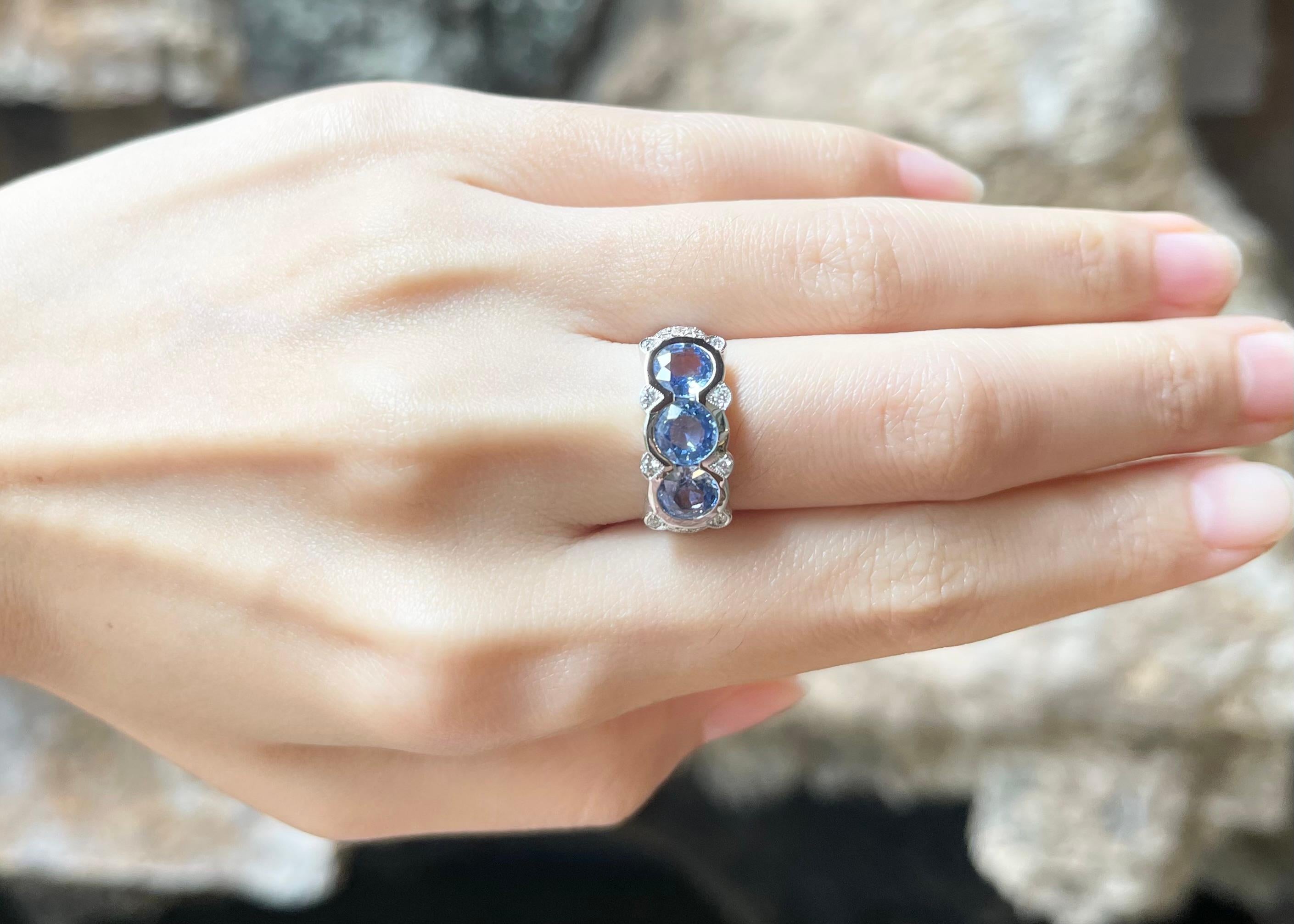 Contemporary Blue Sapphire Diamond Ring set in 18K White Gold Settings For Sale