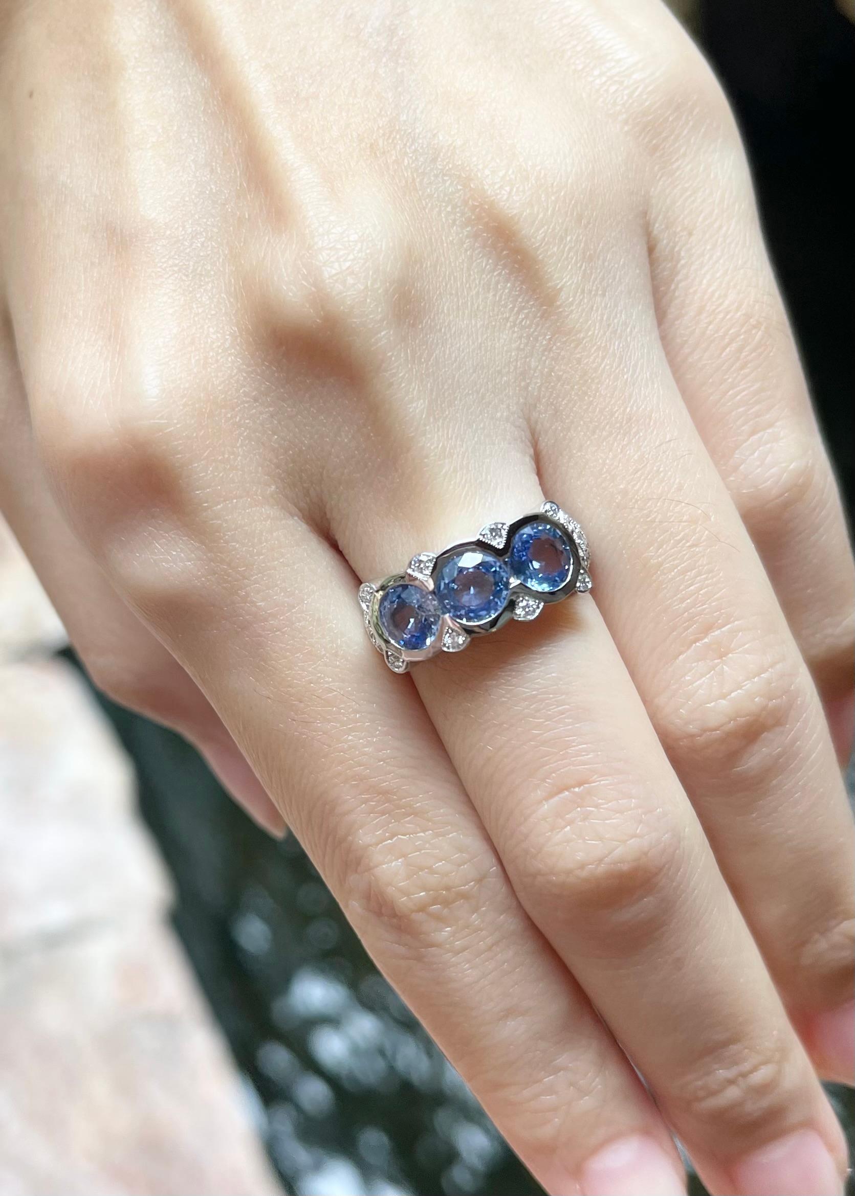 Round Cut Blue Sapphire Diamond Ring set in 18K White Gold Settings For Sale