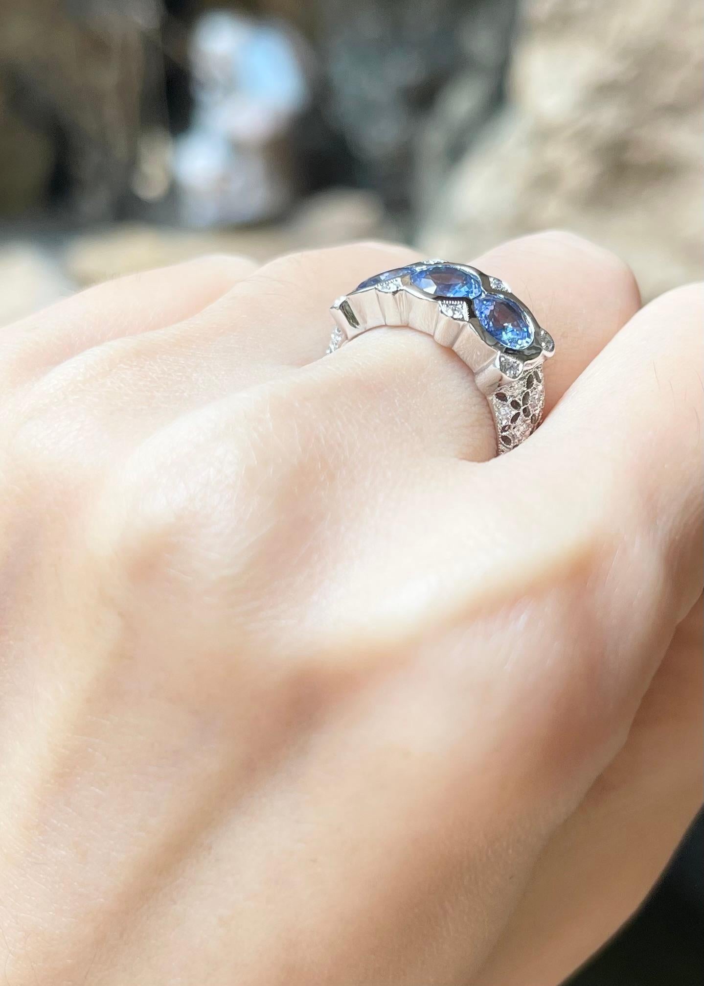 Women's or Men's Blue Sapphire Diamond Ring set in 18K White Gold Settings For Sale