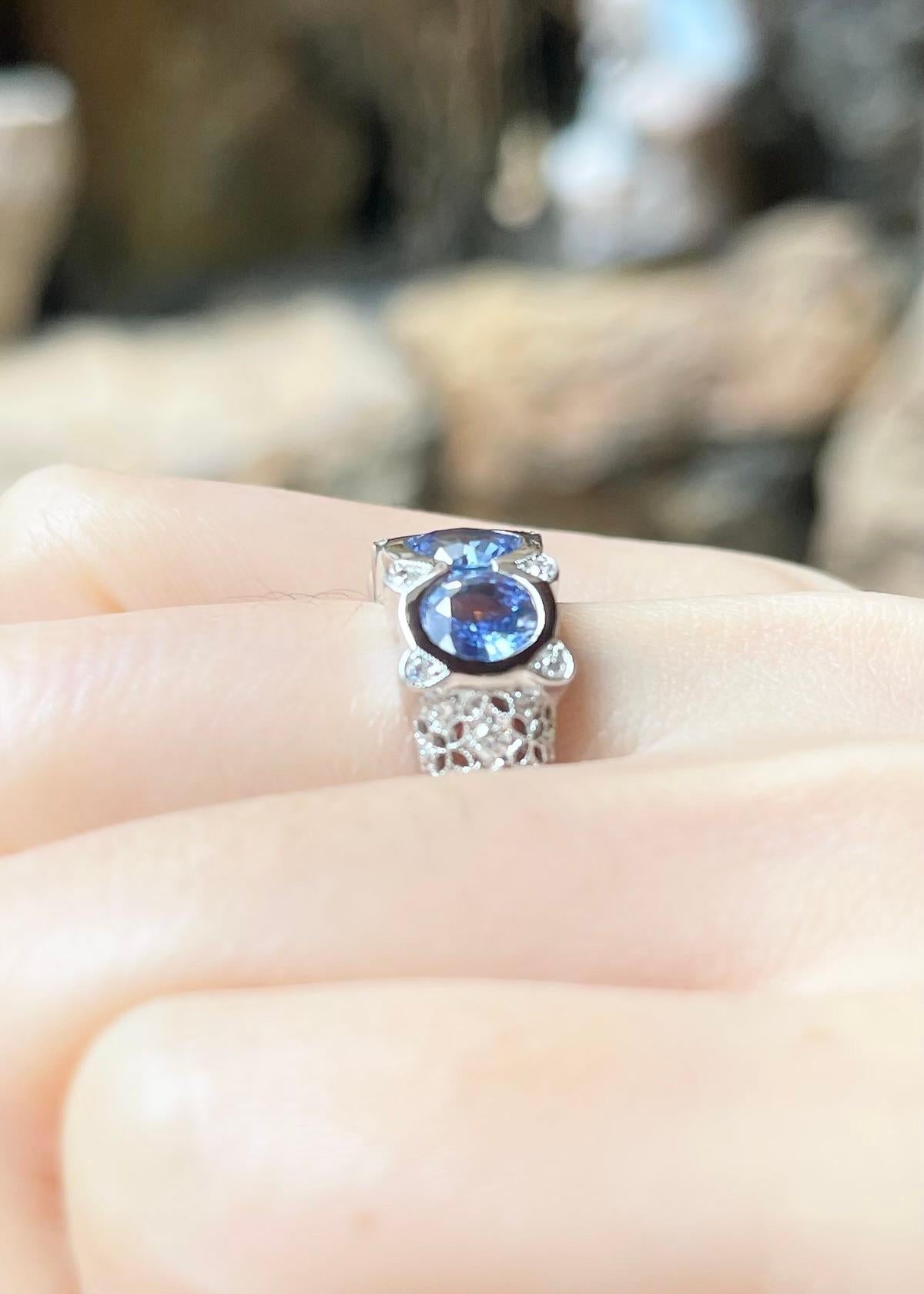 Blue Sapphire Diamond Ring set in 18K White Gold Settings For Sale 1