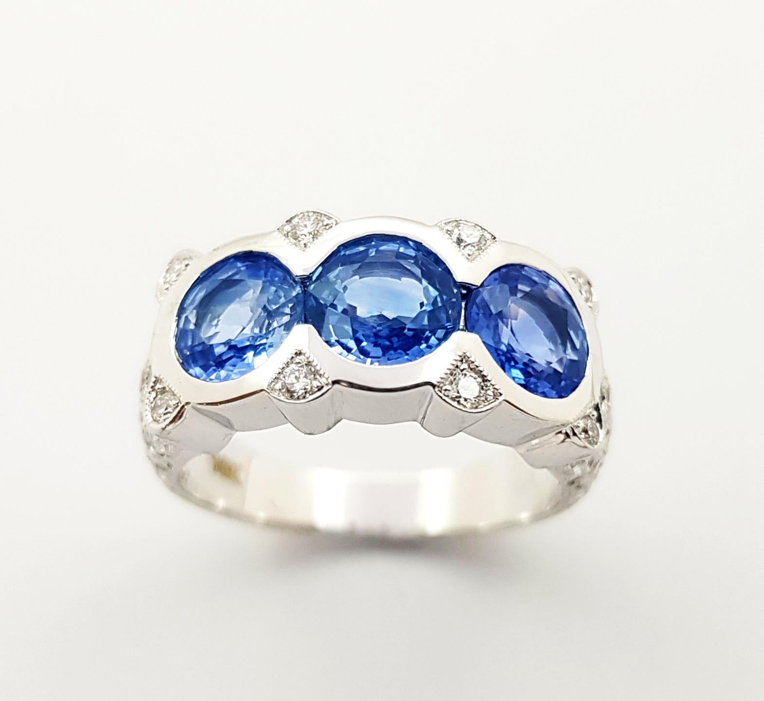 Blue Sapphire Diamond Ring set in 18K White Gold Settings For Sale 2