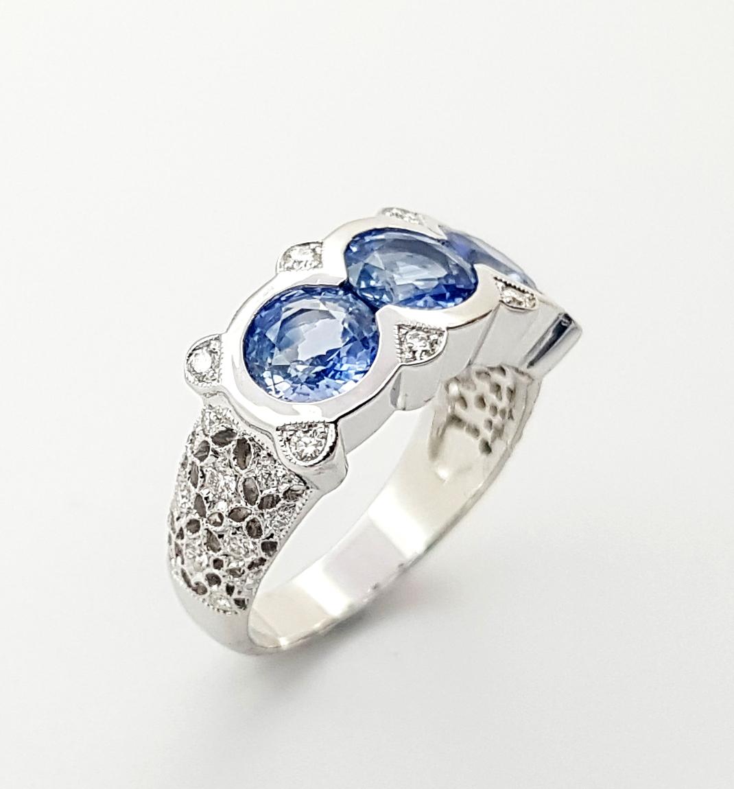 Blue Sapphire Diamond Ring set in 18K White Gold Settings For Sale 3