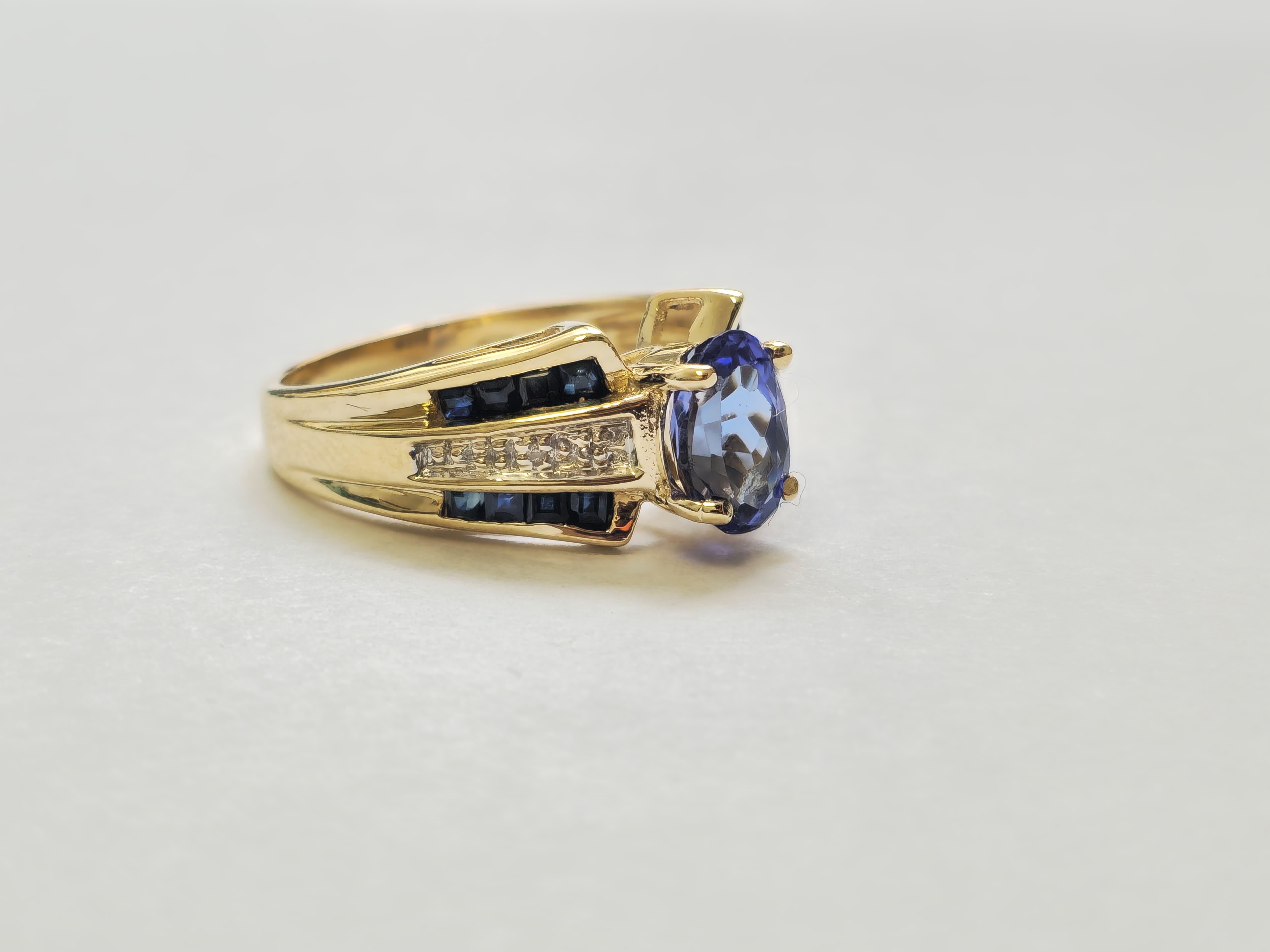 Weighing 5 grams and crafted from 14k gold, this ring features a stunning 1.5-carat tanzanite center stone complemented by 0.20 carats of blue sapphire and diamond side stones, all with SI2 clarity and G color. The ring is sized for US 6.75 and
