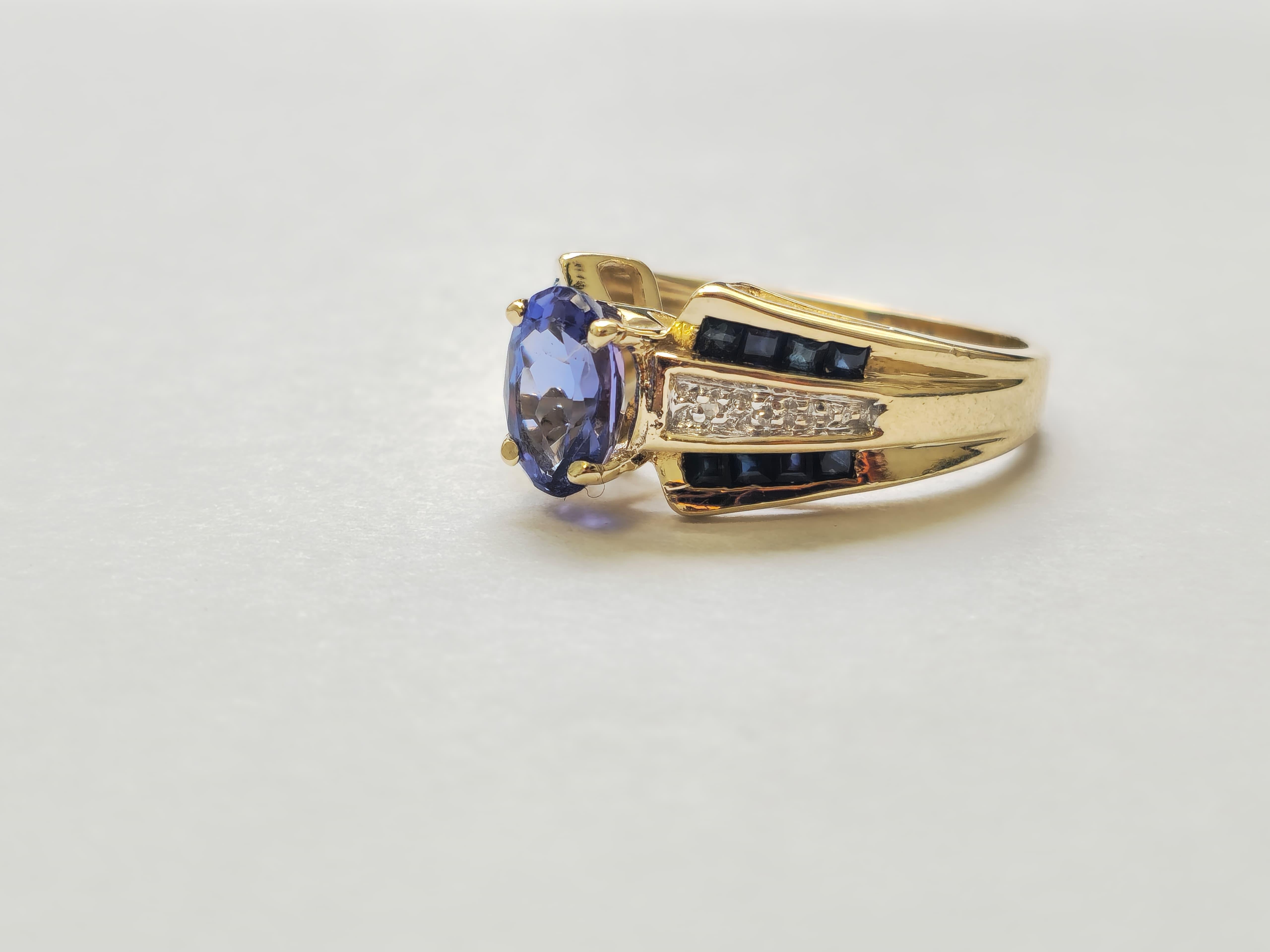 Round Cut Blue Sapphire & Diamond Ring with Tanzanite Center in 14k Gold For Sale