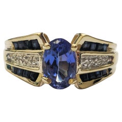 Ring aus 14 Karat Gold mit blauem Saphir und Diamanten und Tansanit in der Mitte mit Tansanit