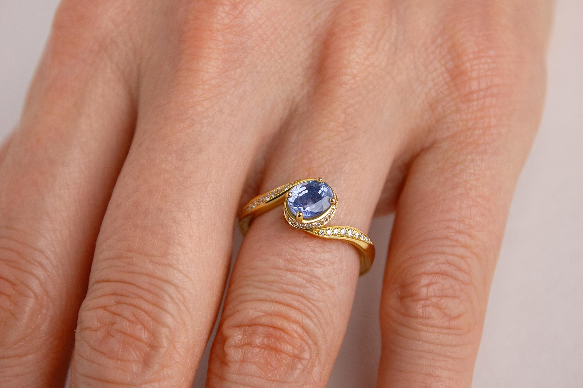 Blue Sapphire Diamond Solitaire Engagement Ring and Wedding Band in 18K gold In New Condition For Sale In London, GB