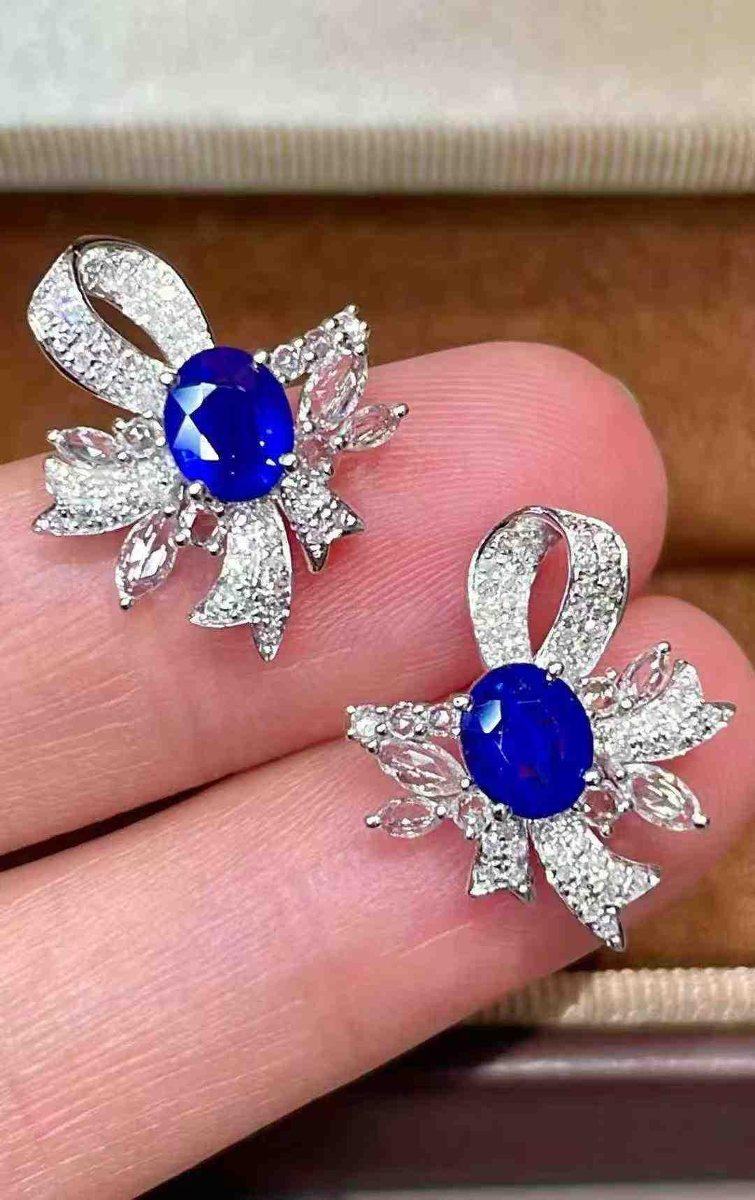Blue Sapphire Diamond Stud Earrings in 18k White Gold en vente 6