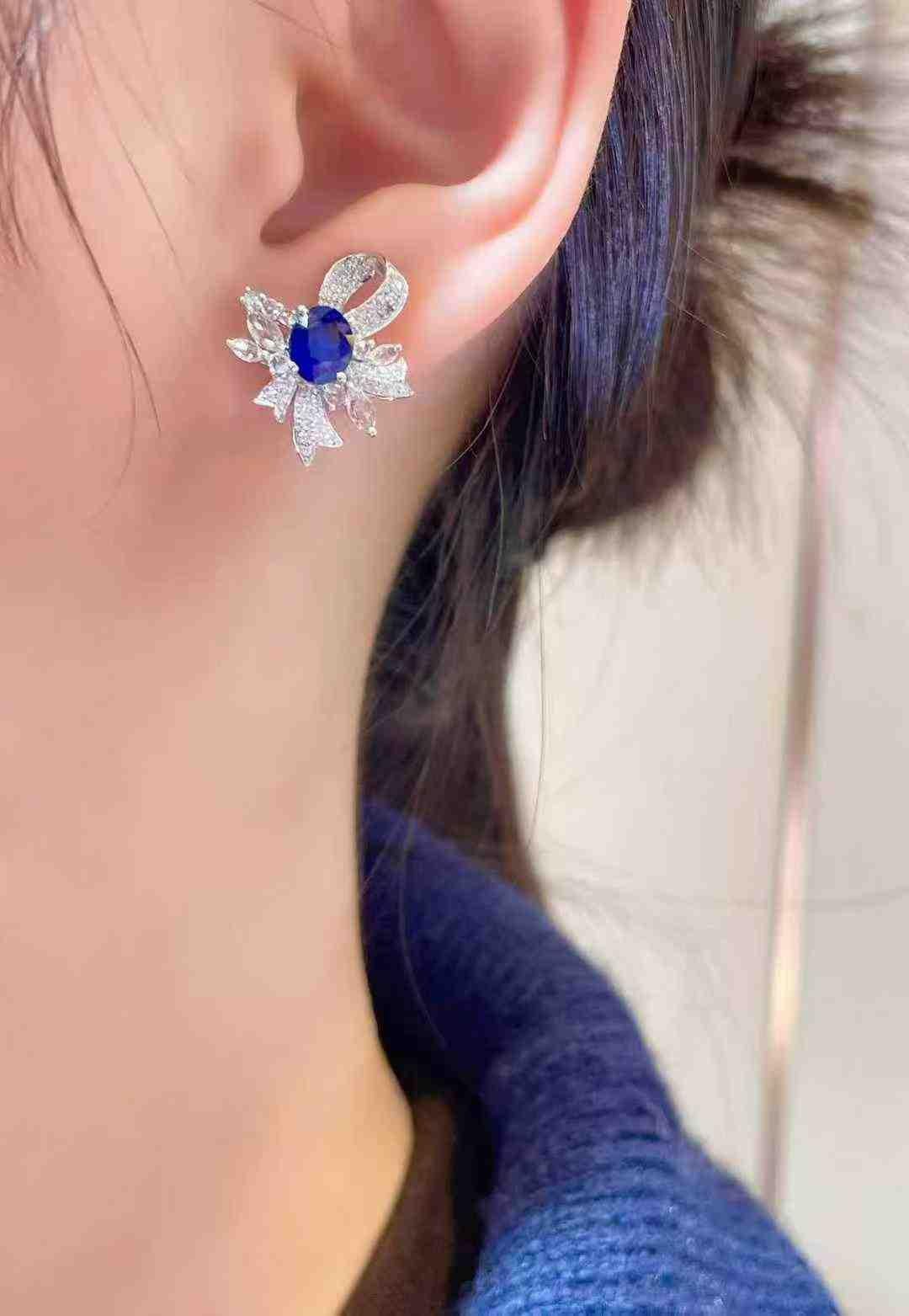 Blue Sapphire Diamond Stud Earrings in 18k White Gold en vente 7