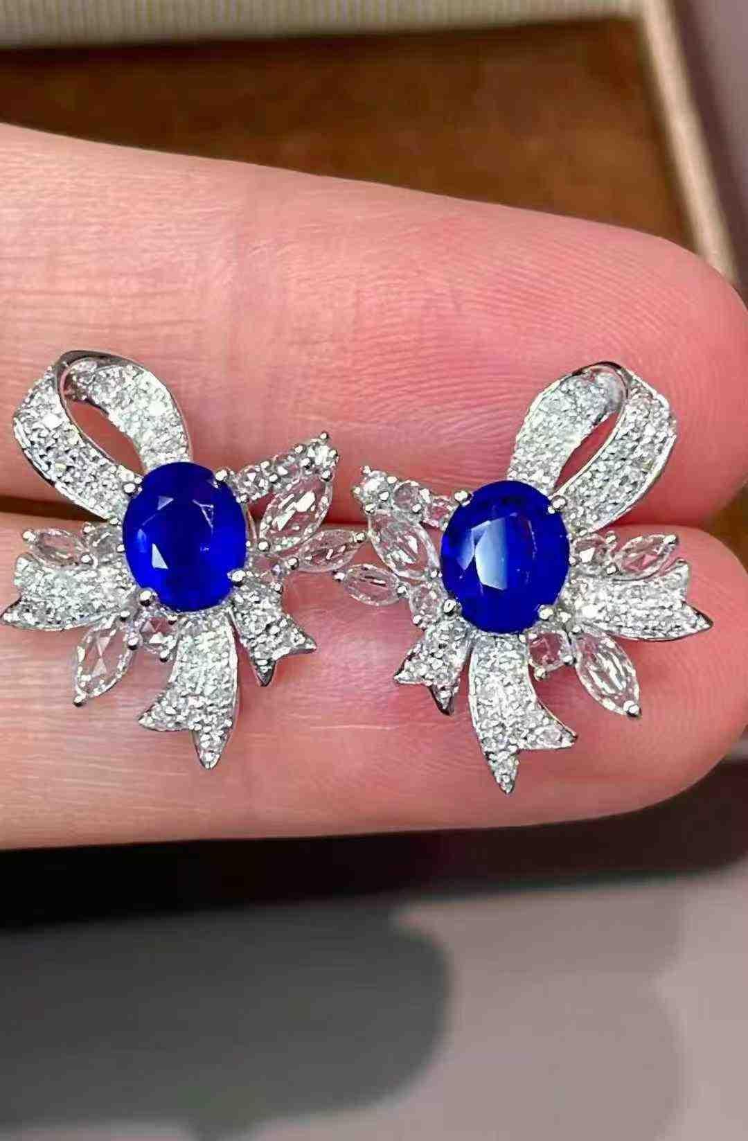Contemporain Blue Sapphire Diamond Stud Earrings in 18k White Gold en vente